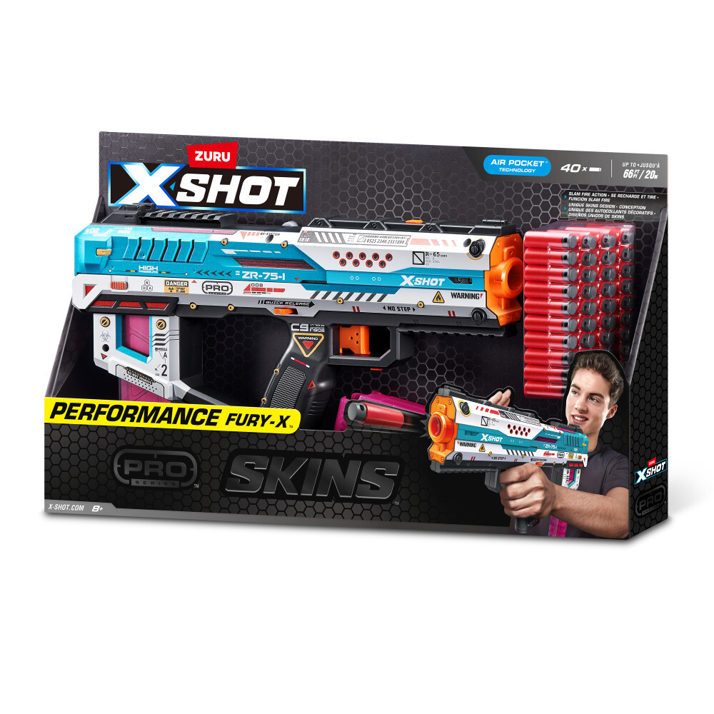 Embalaje de una pistola de juguete X-Shot con dardos y un niño.