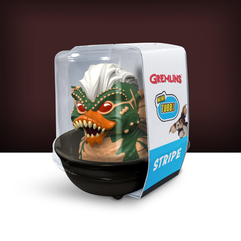 Eine grüne Gremlin-Figur mit orangefarbenem Schnabel und weißen Haaren in einer schwarzen Wanne.