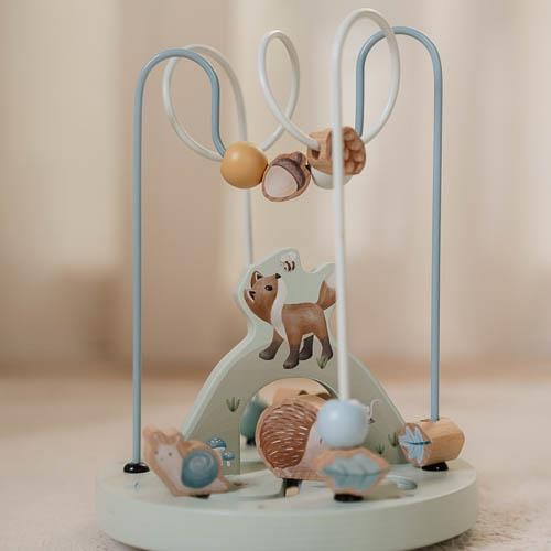 Un juguete de laberinto de cuentas de madera con figuras de animales.