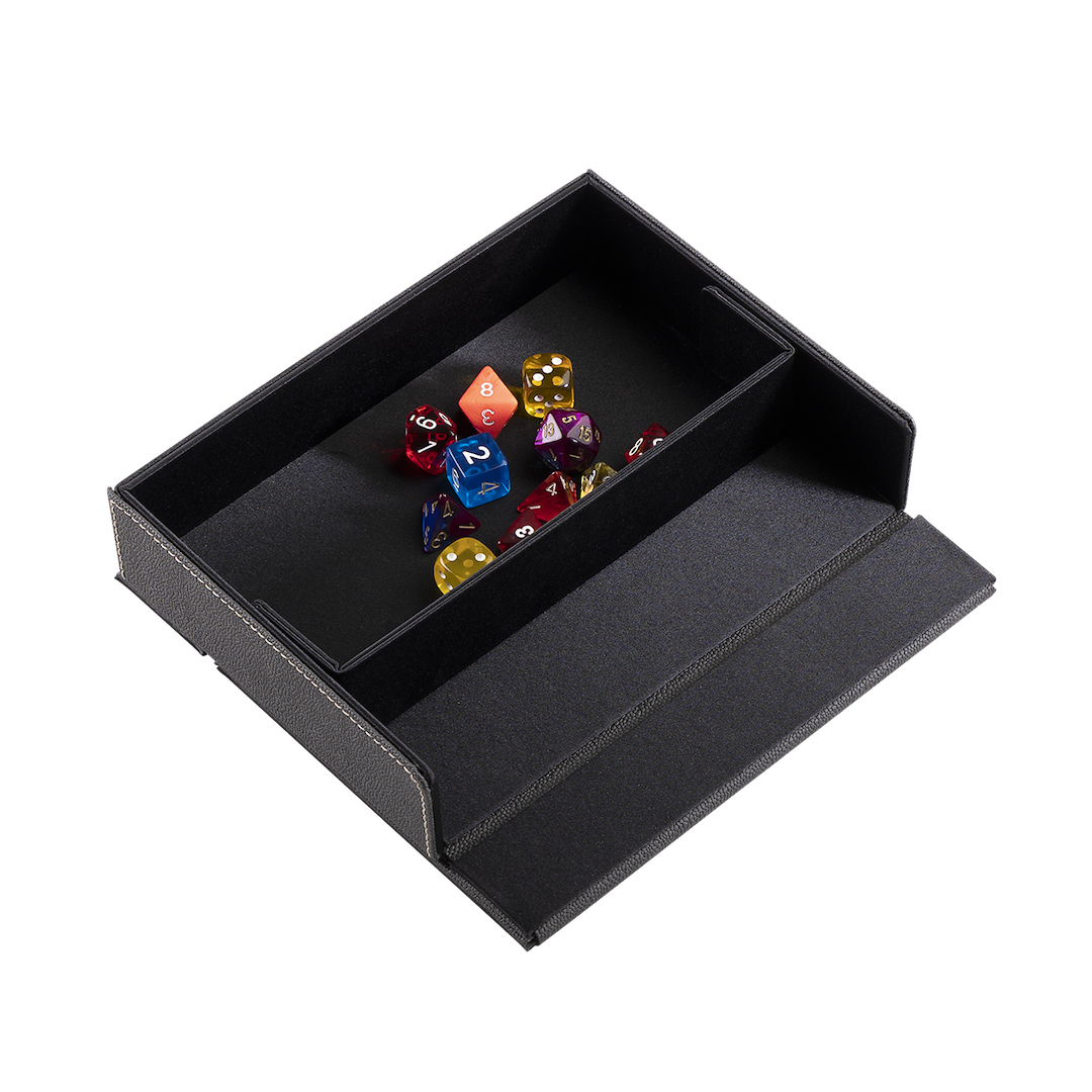 Ein schwarzes Fach mit vielen bunten Würfeln.
