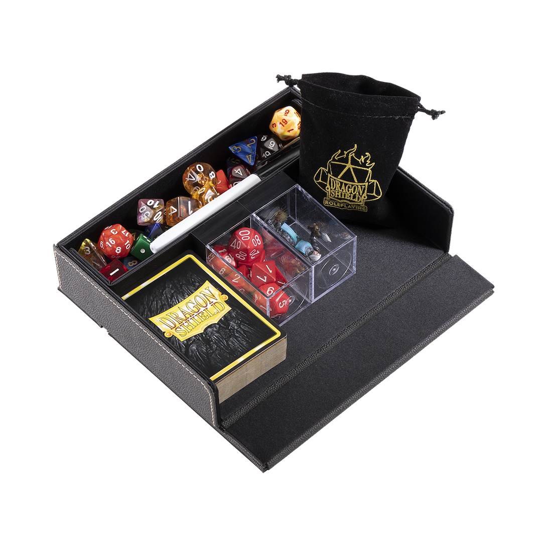 Ein schwarzes Tablett mit verschiedenen Würfeln, Spielkarten und einem Beutel.