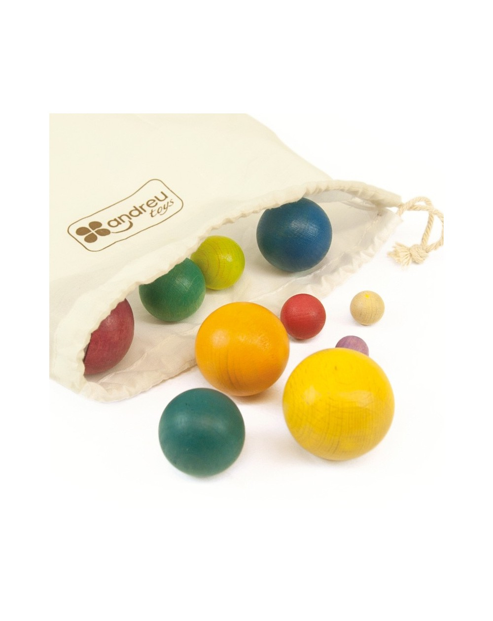 Una colección de bolas de madera de colores sale de una bolsa de tela color crema.