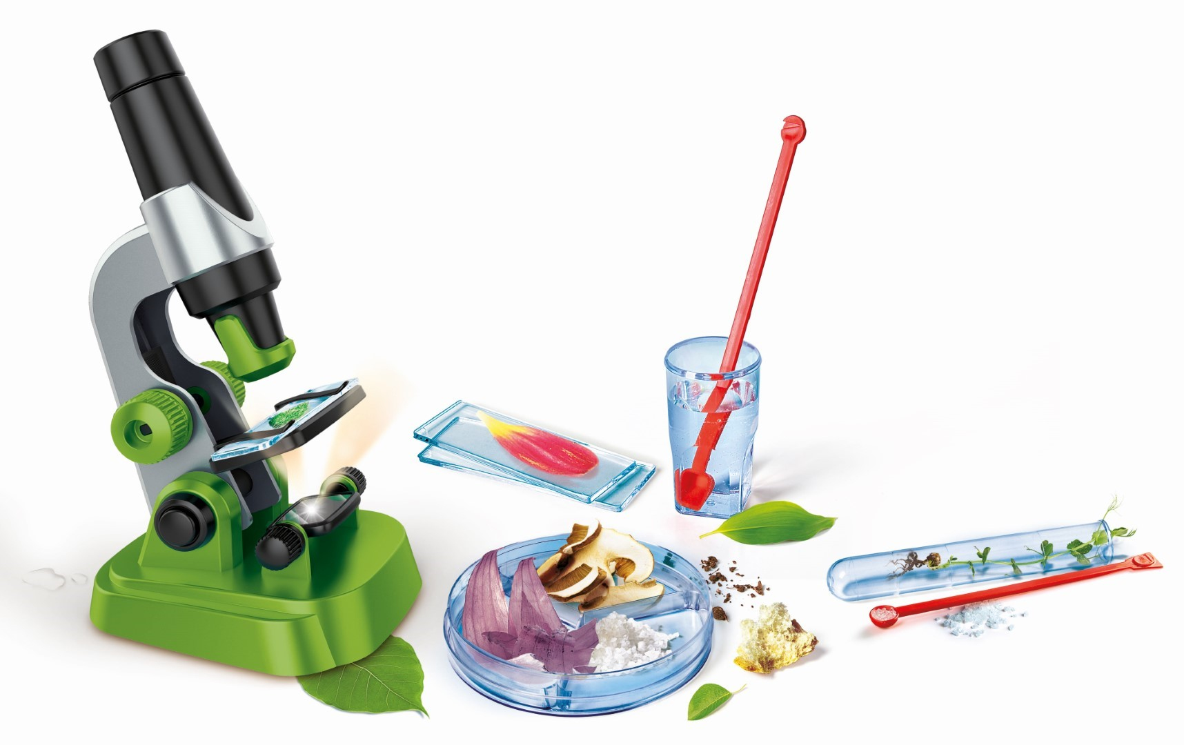 Un microscope vert avec des objets d'expériences scientifiques, y compris des lames.