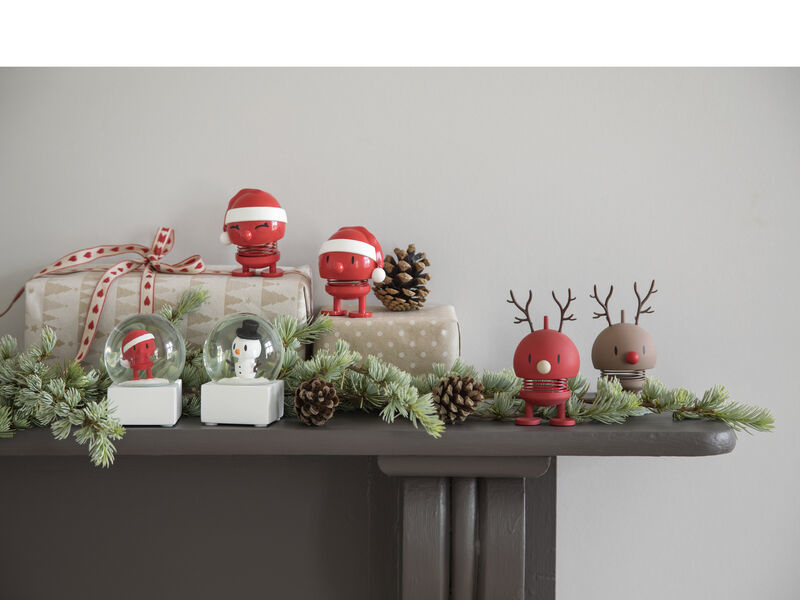 Decorazioni natalizie con figure di globi di neve e renne giocattolo.