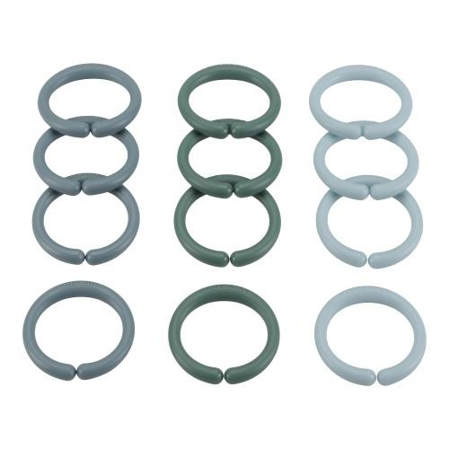 Tres columnas de anillos de plástico: grises, verdes y azul claro. Cada columna tiene tres anillos apilados.