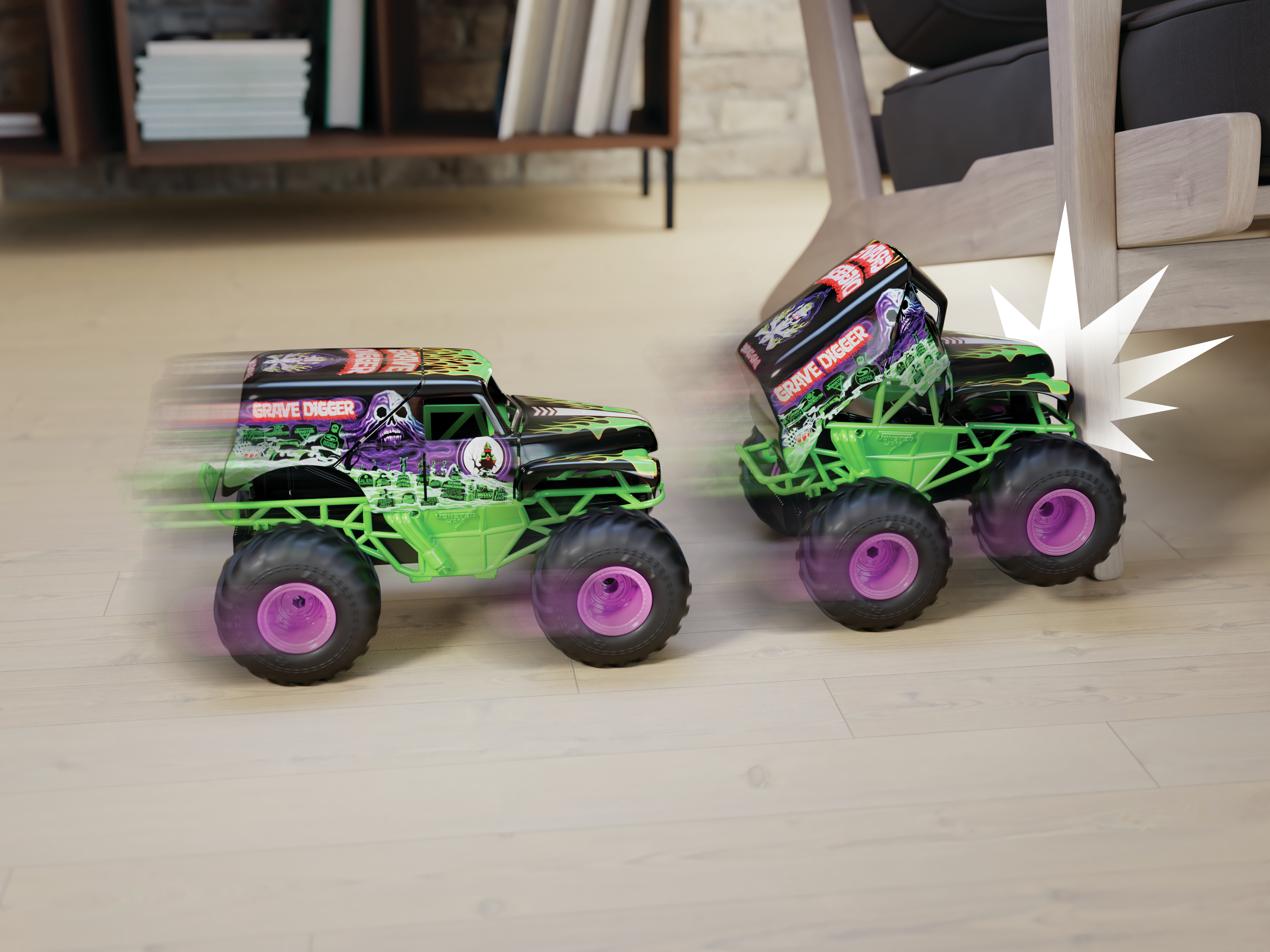 Zwei grüne Spielzeug-Monster-Trucks mit lila Felgen auf Holzboden.