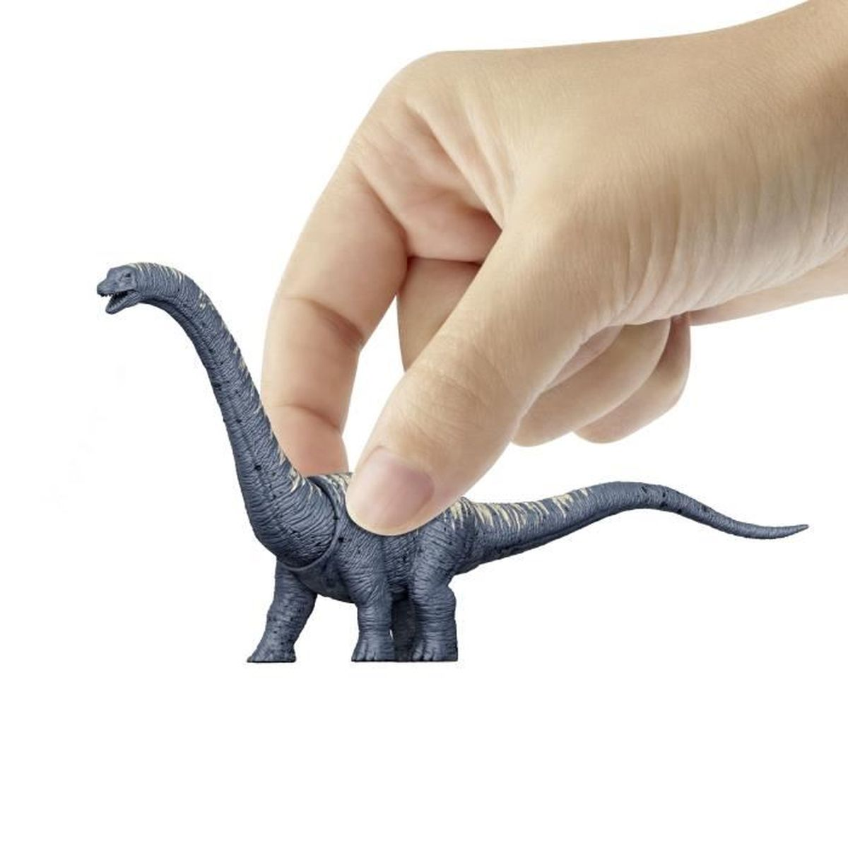 Een hand houdt een grijze dinosaurusfiguur met lange nek vast.