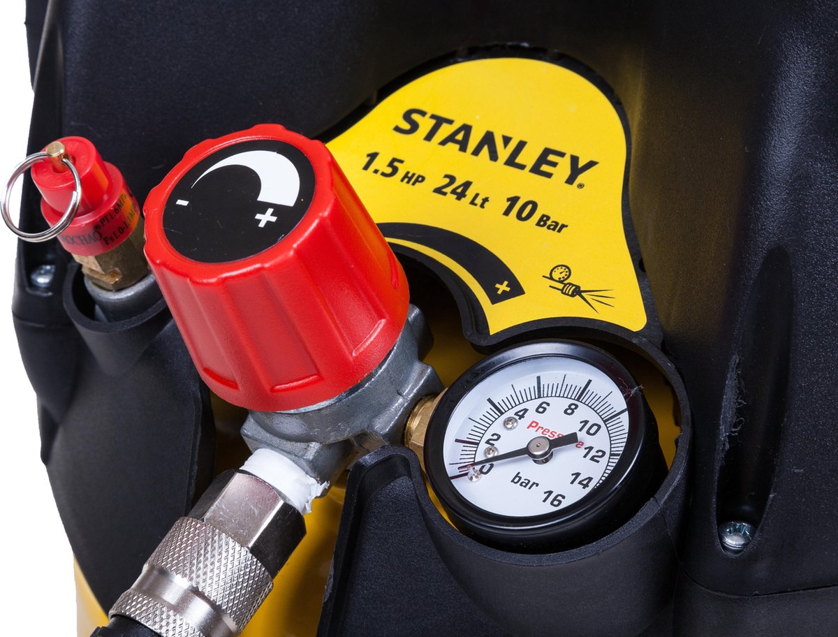 Primo piano dei controlli del compressore Stanley: manopola rossa, manometro e logo giallo.