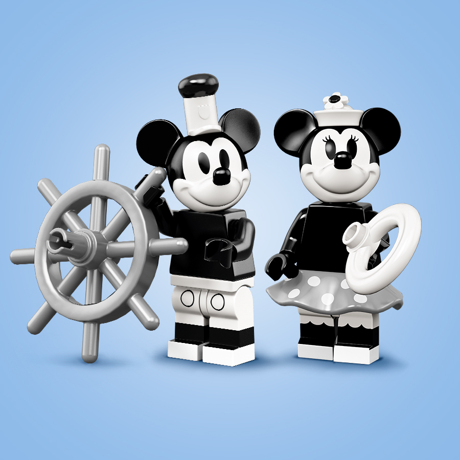 Topolino e Minnie come figure Lego con timone e salvagente su sfondo blu.