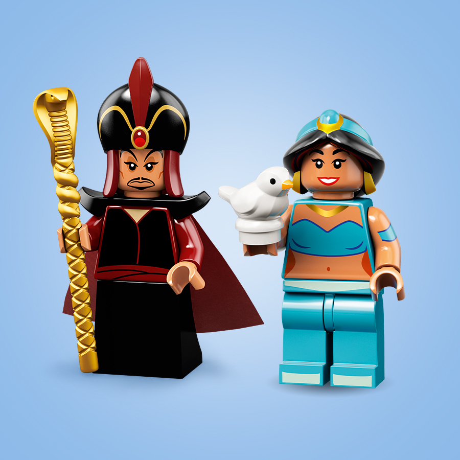 Lego Jafar con bastone serpente e Lego Jasmine con uccello bianco su sfondo blu.