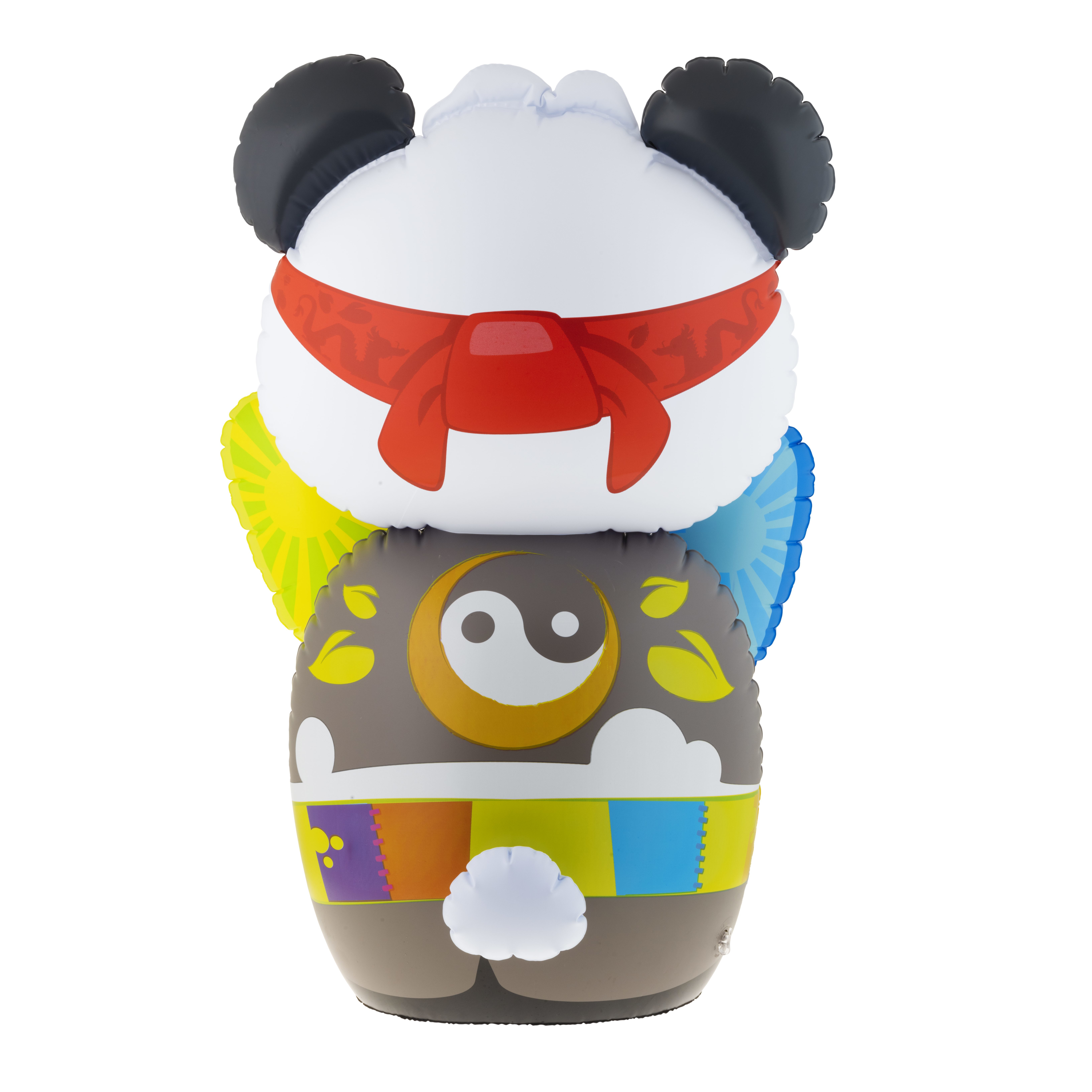 Un panda inflable con cinta roja y alas coloridas. Símbolo yin-yang en la parte inferior.