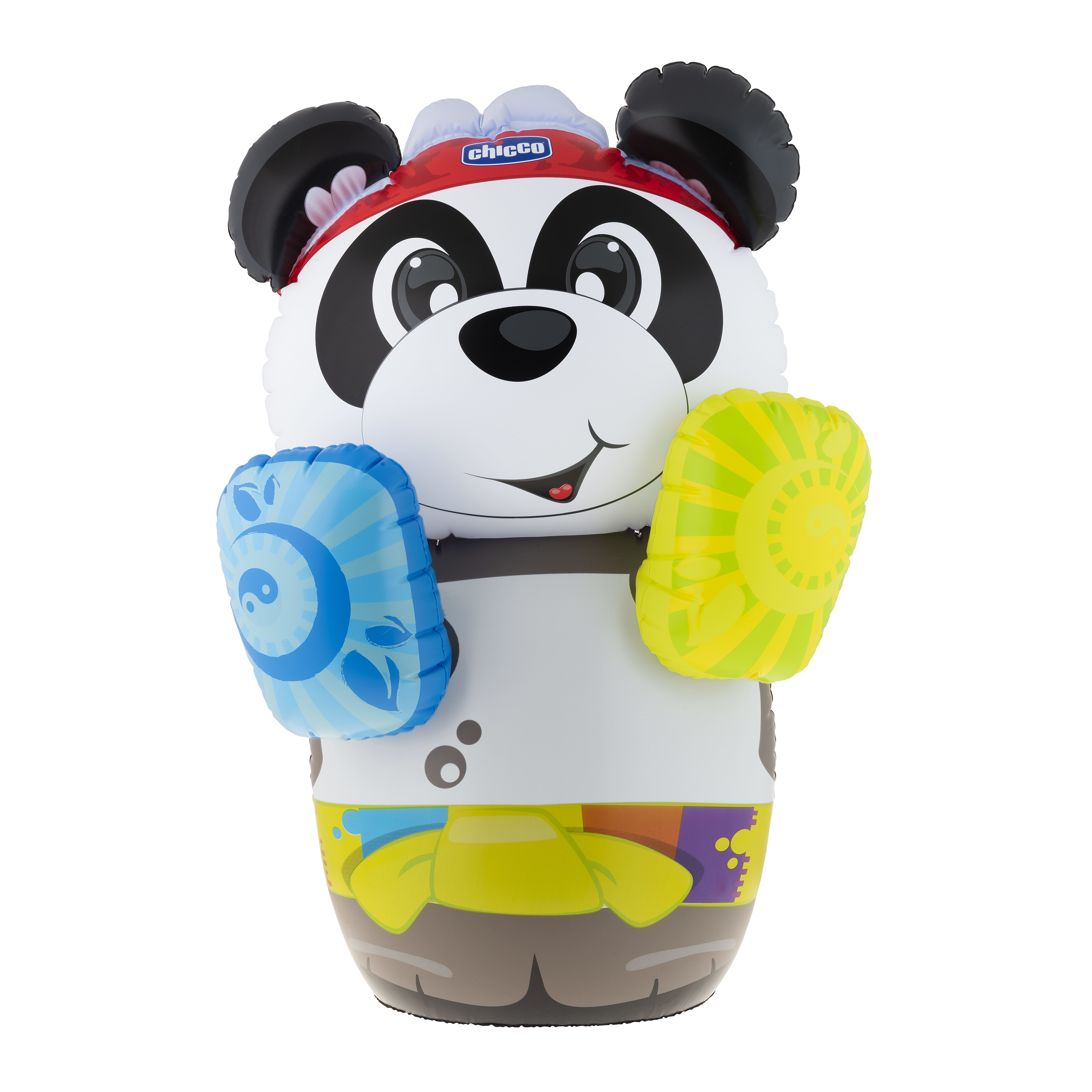 Panda inflable con bandana, puños azules y amarillos, sobre fondo blanco.