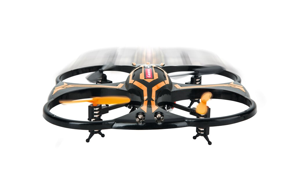 Drone nero con accenti e eliche arancioni, in volo.