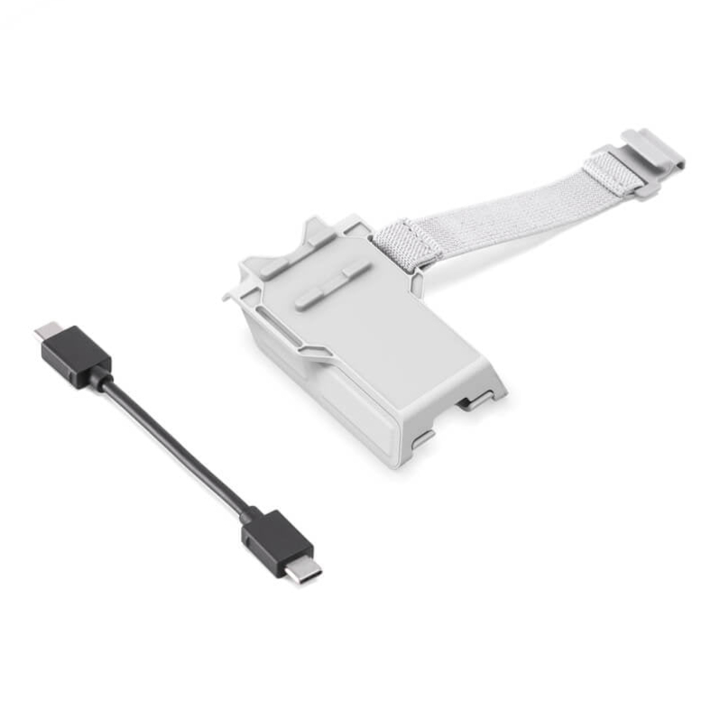 Un supporto grigio per batteria di drone con cinturino è posizionato accanto a un cavo USB-C a USB-C nero su sfondo bianco.