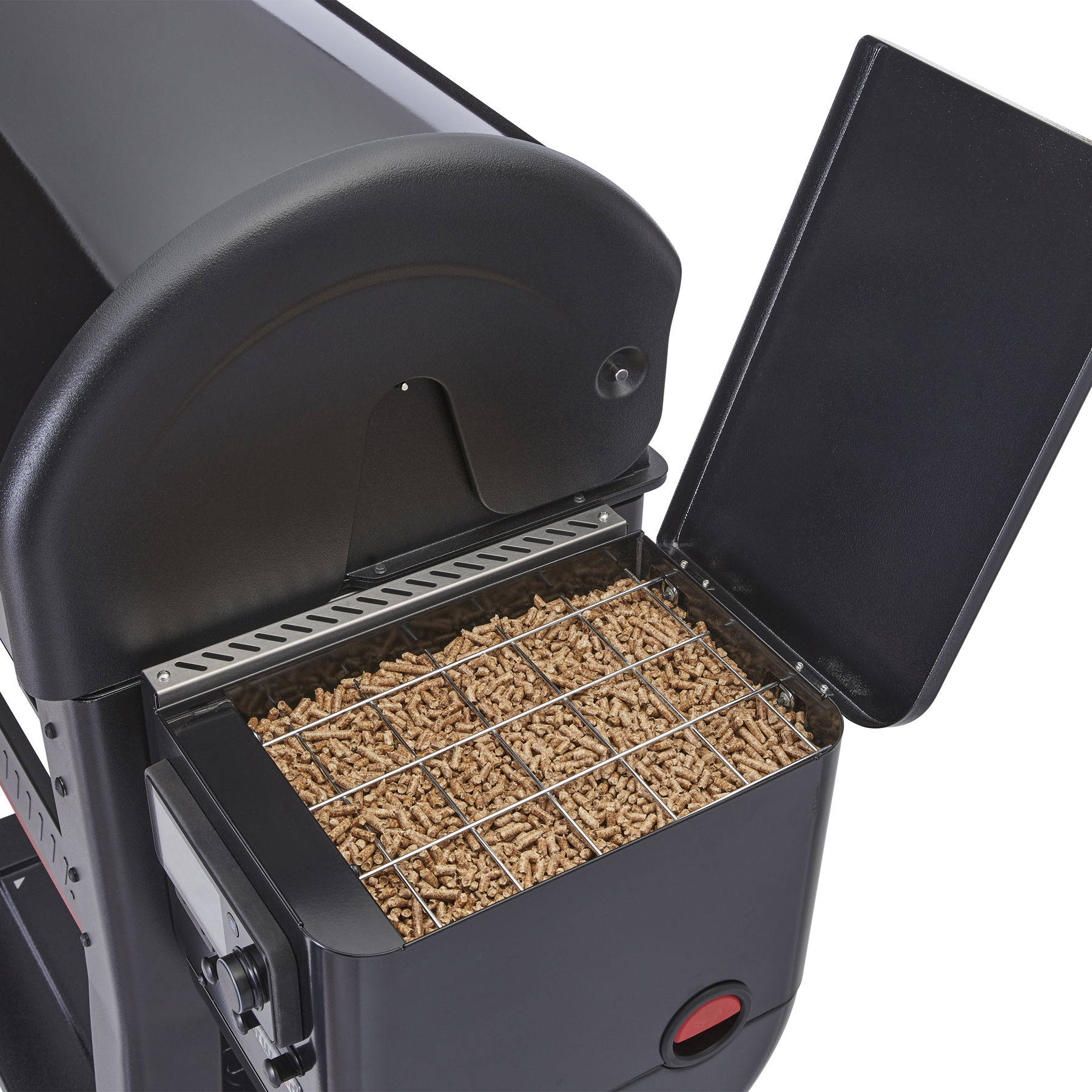 Un contenitore per pellet nero riempito di pellet di legno, con coperchio aperto.