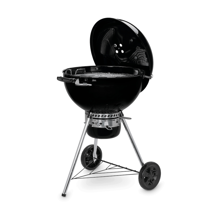 Una parrilla de carbón negra con la tapa abierta, sobre tres patas con ruedas.