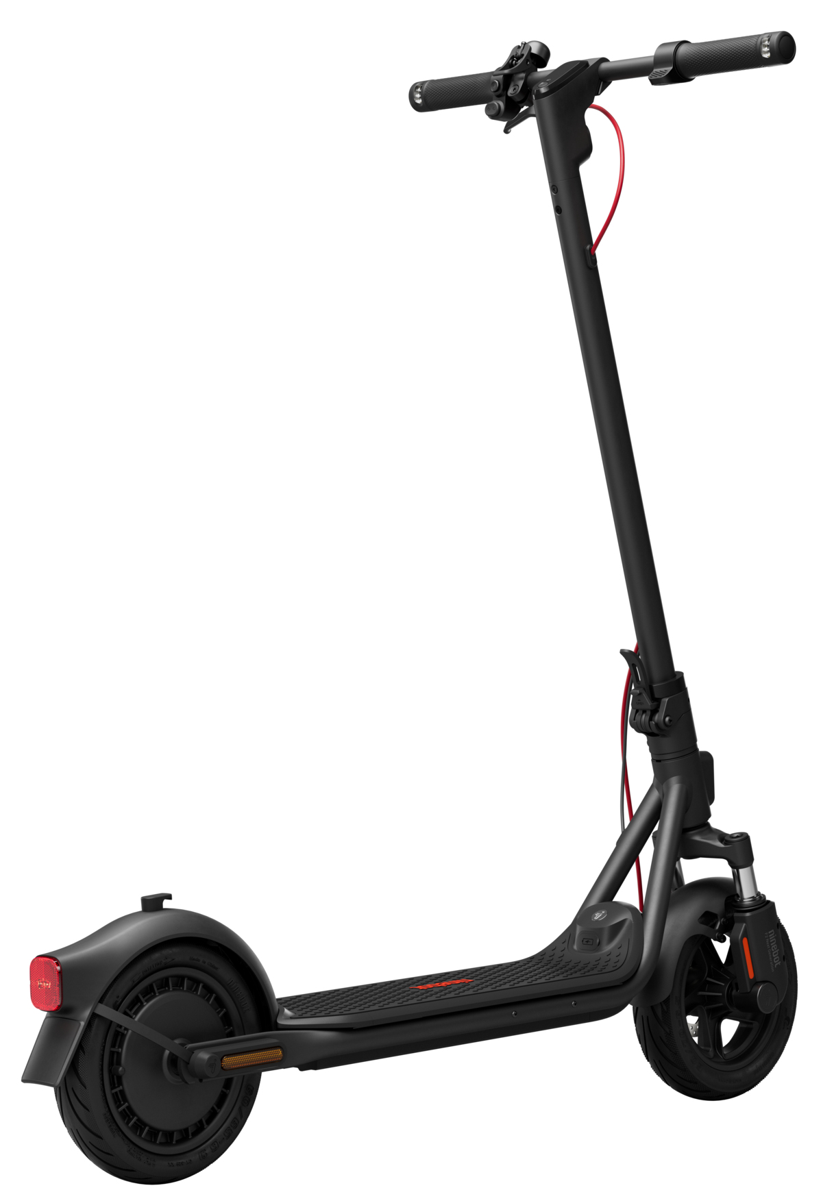 Un monopattino elettrico nero con accenti rossi è inclinato su uno sfondo bianco, mostrando ruote, manubrio e pedana.