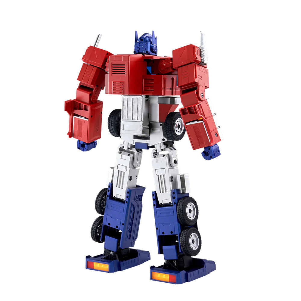 Un juguete rojo, azul y plateado de Optimus Prime se alza con ruedas en piernas y torso.
