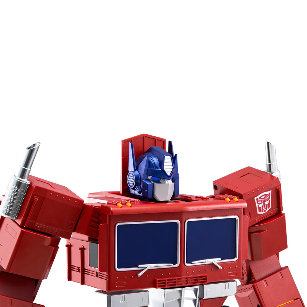 Un robot de juguete Optimus Prime rojo y azul con frente de camión y tubos de escape plateados.