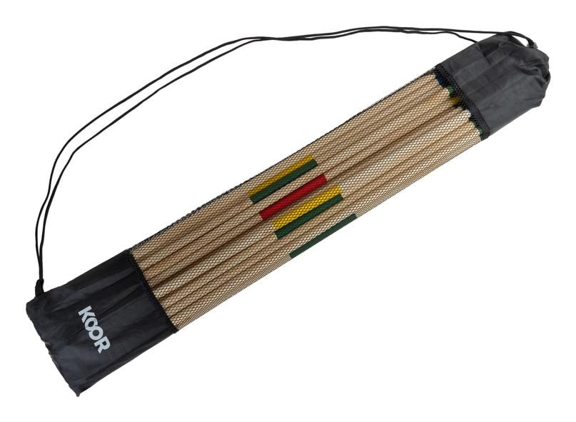 Una borsa a rete nera contenente bastoncini di legno con bande colorate.