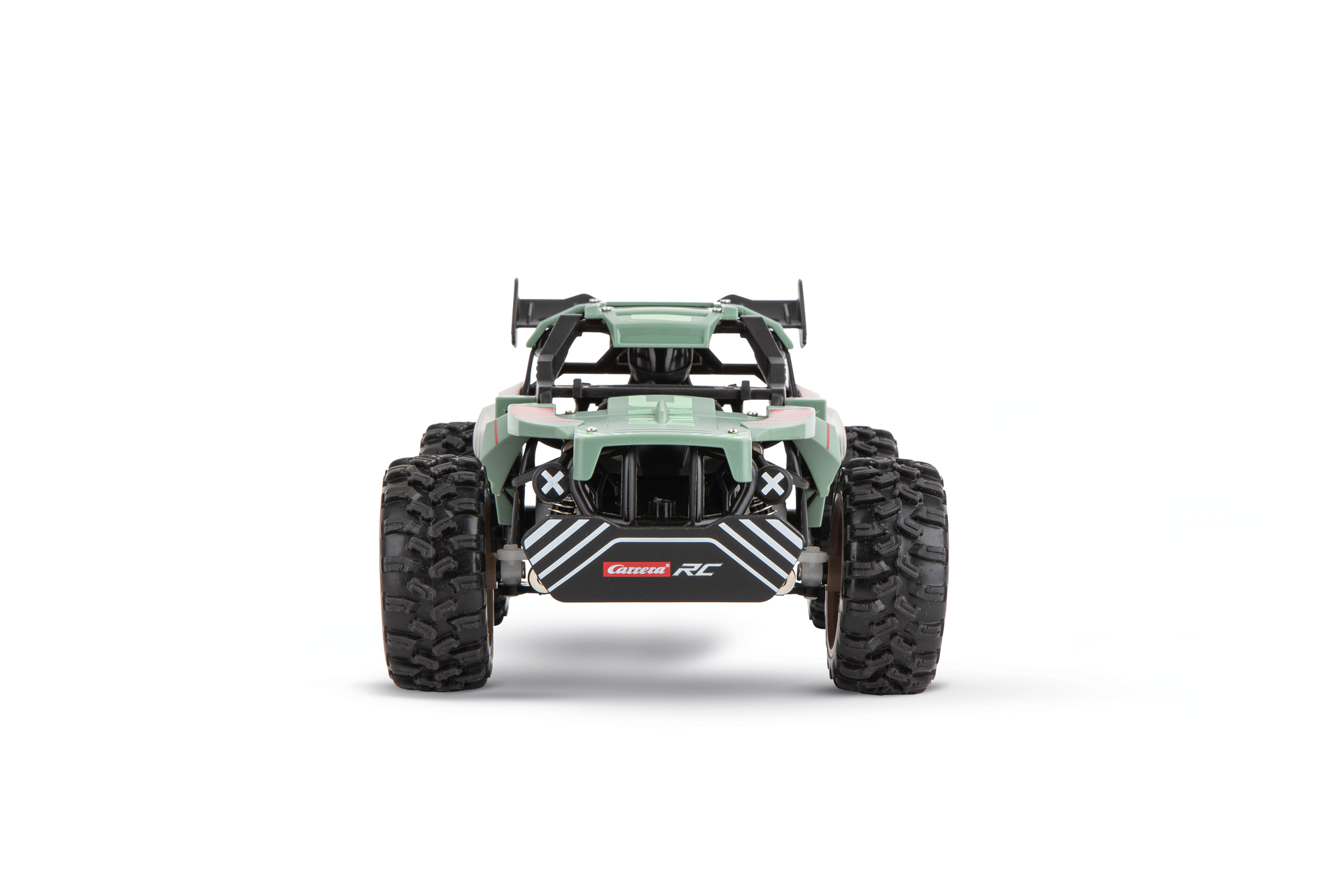Coche RC verde con neumáticos grandes sobre fondo blanco.