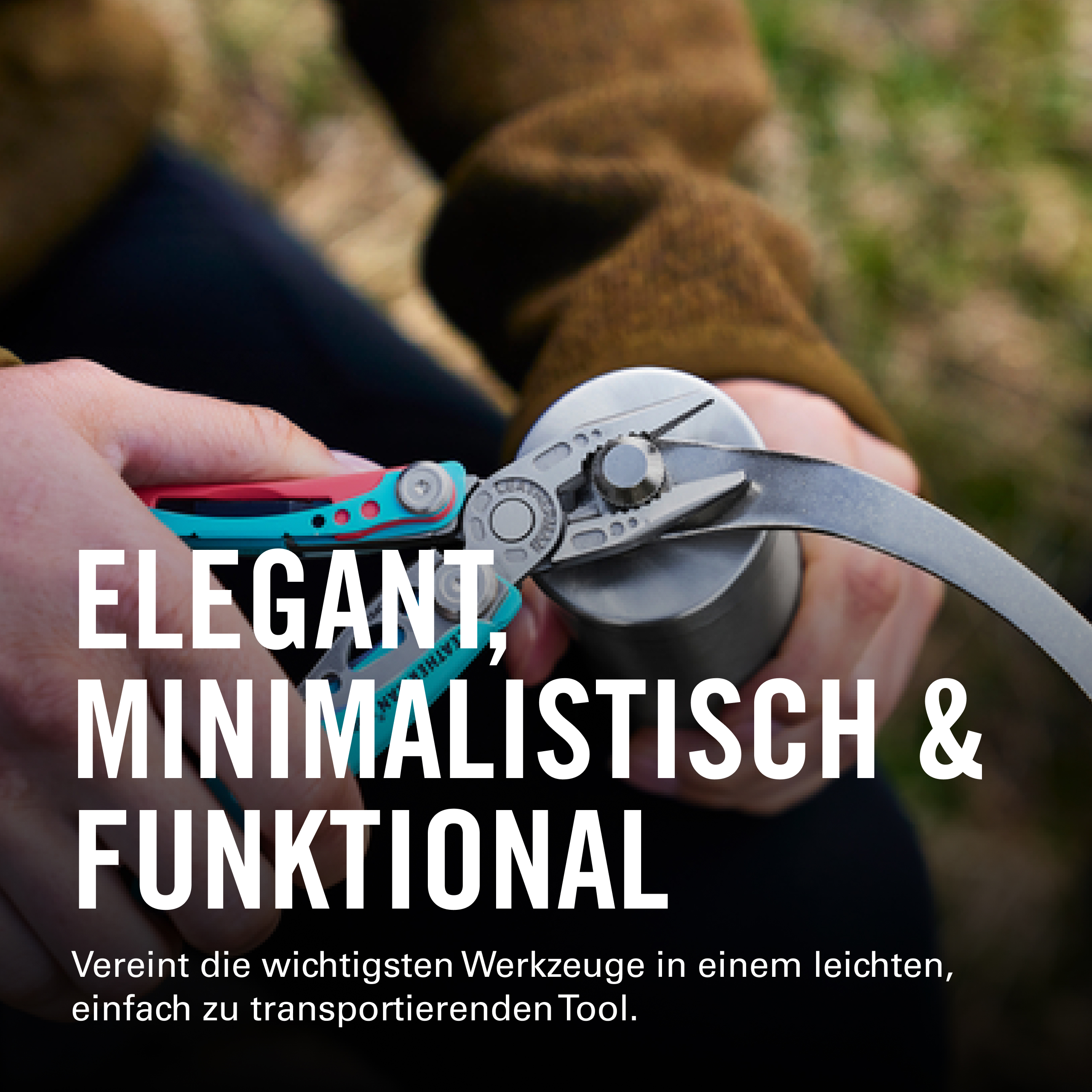 Person benutzt ein multifunktionales Werkzeug mit roten und blauen Akzenten.