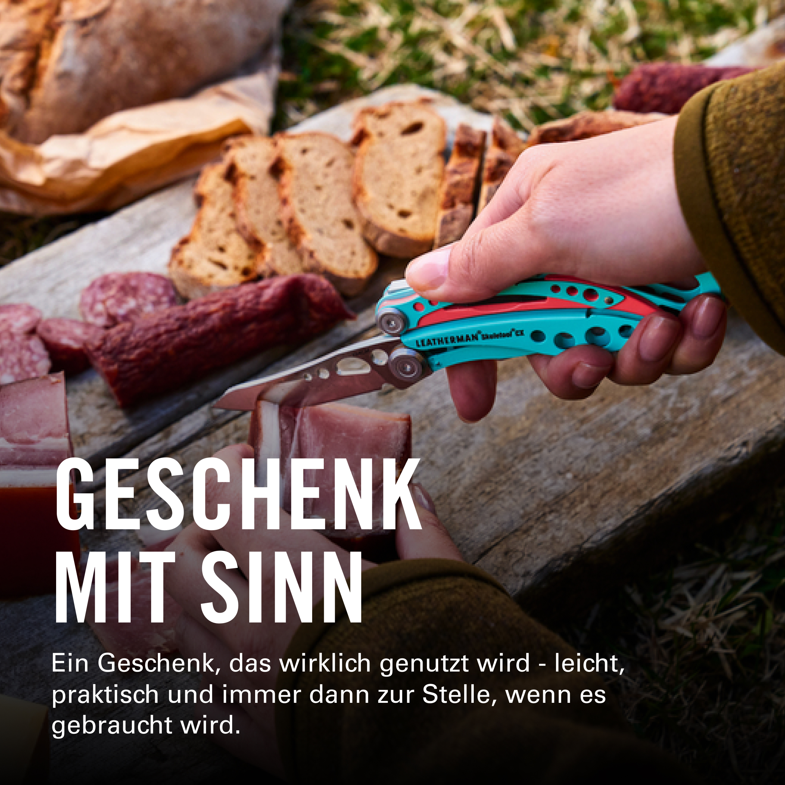 Eine Hand benutzt ein Leatherman-Werkzeug, um Fleisch zu schneiden, neben Brot und Wurst.
