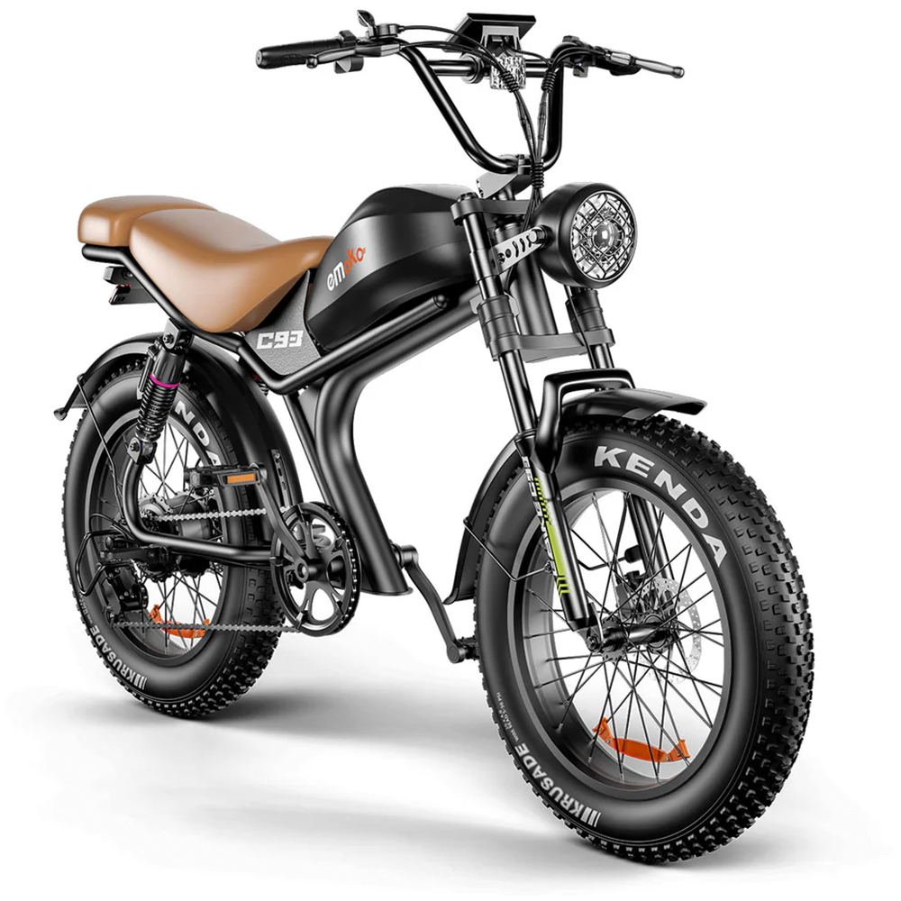 Una bicicleta eléctrica negra con asiento marrón y neumáticos anchos sobre fondo blanco.