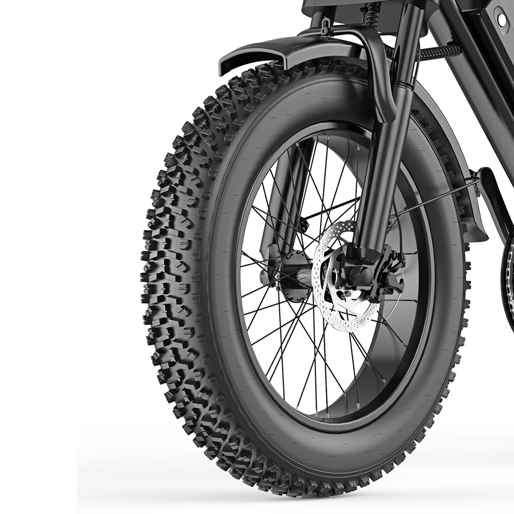 Neumático delantero de una bicicleta eléctrica negra con banda de rodadura agresiva y freno de disco.