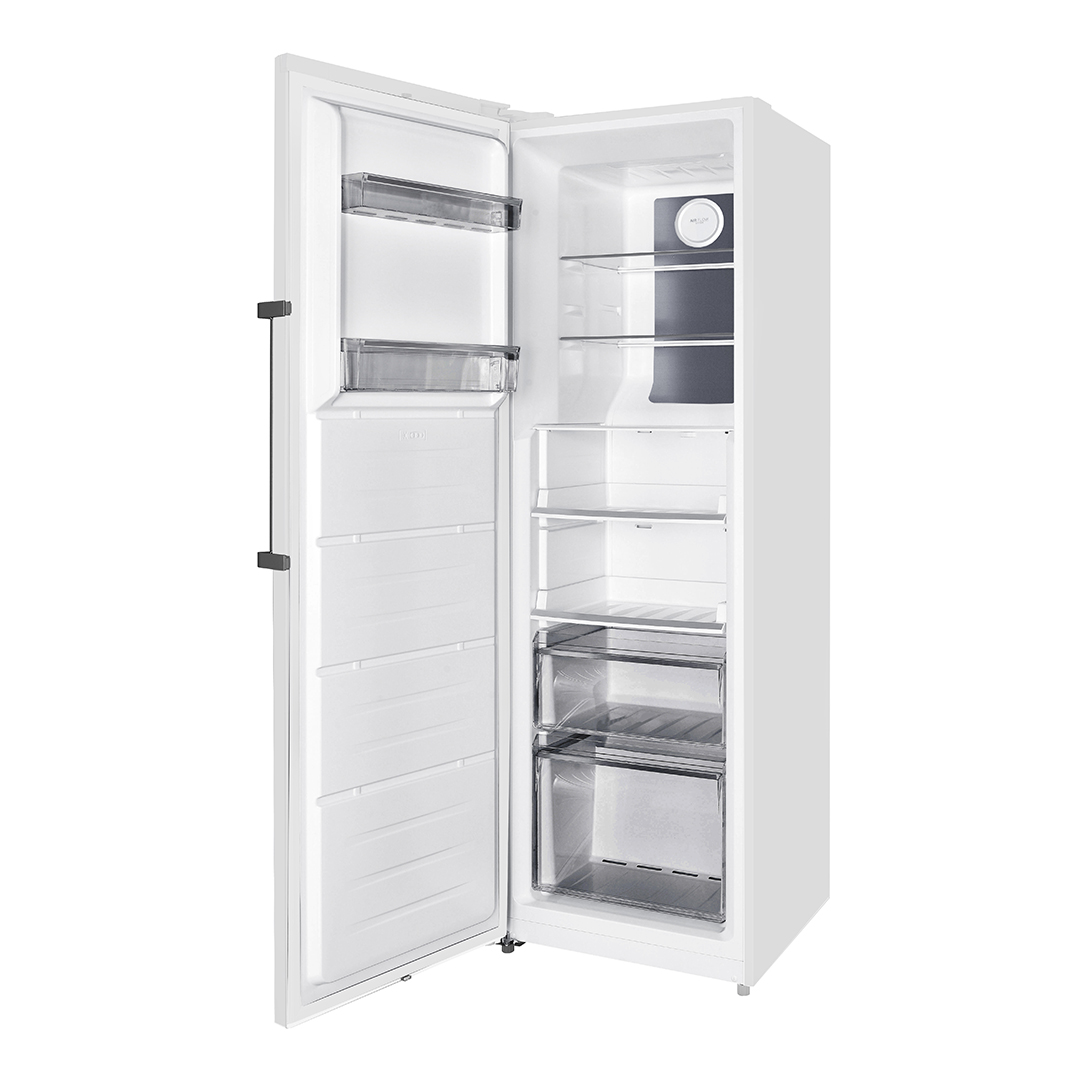 Un refrigerador blanco con la puerta abierta, vacío por dentro con estantes y cajones.