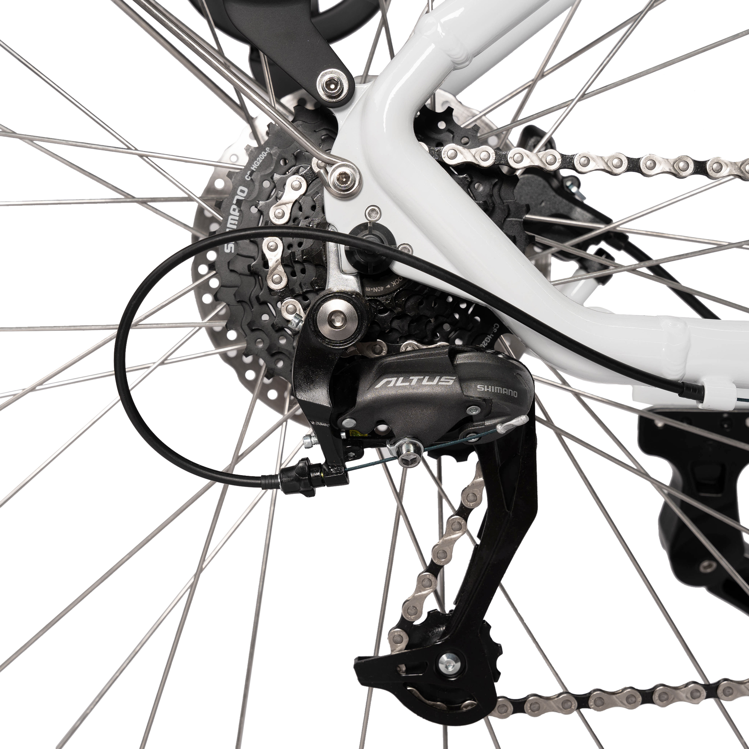 Nahaufnahme des Hinterrads eines weißen Fahrrads, das das schwarze Shimano Altus Schaltwerk, die Kassette und die Kette vor Weiß zeigt.