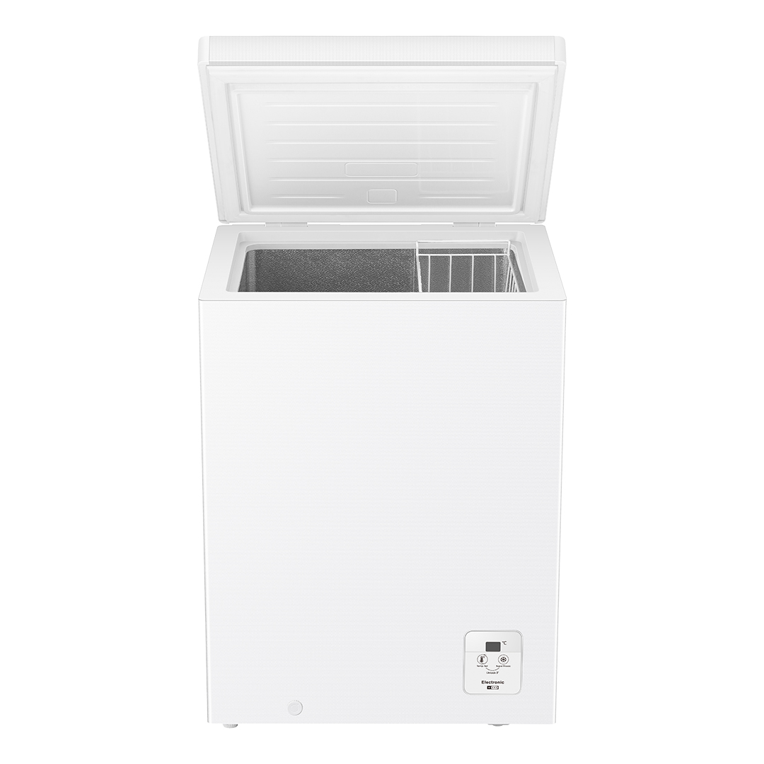 Un congelador horizontal blanco con la tapa abierta. Se ve una cesta interior.