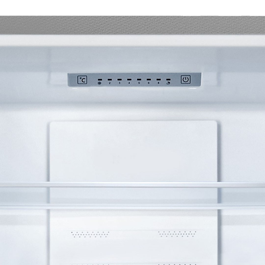 Interior de un refrigerador con control de temperatura y botón de encendido.