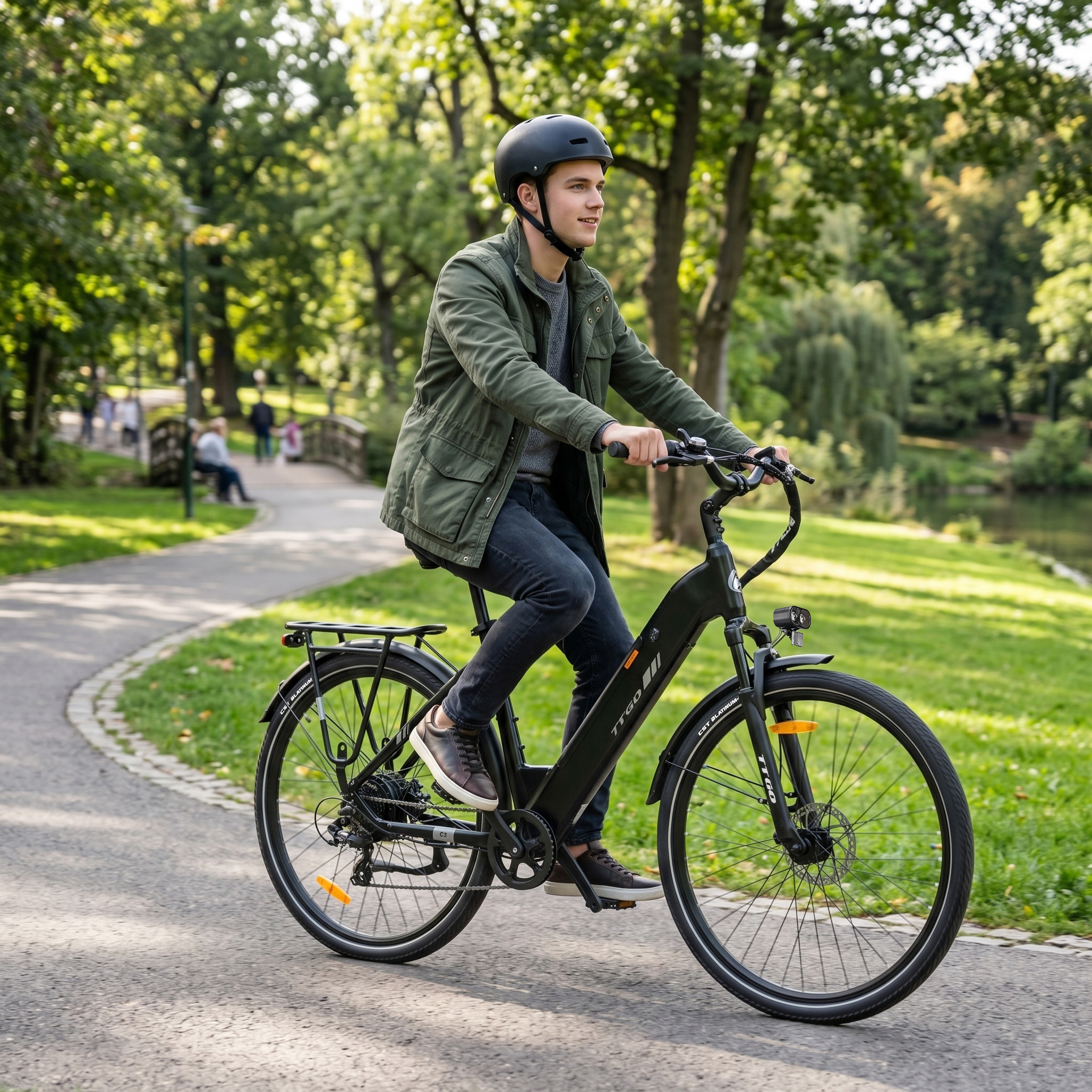 Ein Mann fährt ein schwarzes E-Bike auf einem Parkweg. Er trägt einen grünen Mantel und einen Helm.