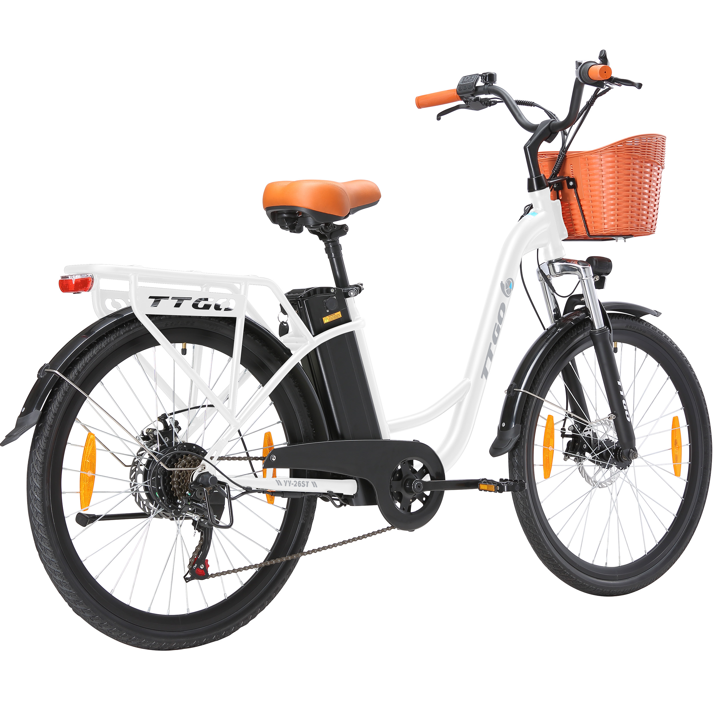 Ein weißes Damenrad mit orangefarbenem Korb und Sitz, auf weißem Grund.