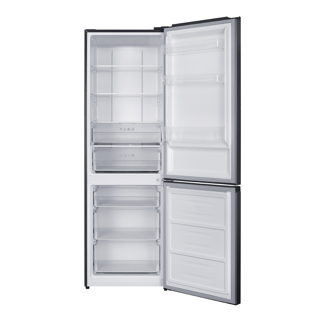 Un refrigerador vacío y oscuro con puertas abiertas y estantes transparentes.