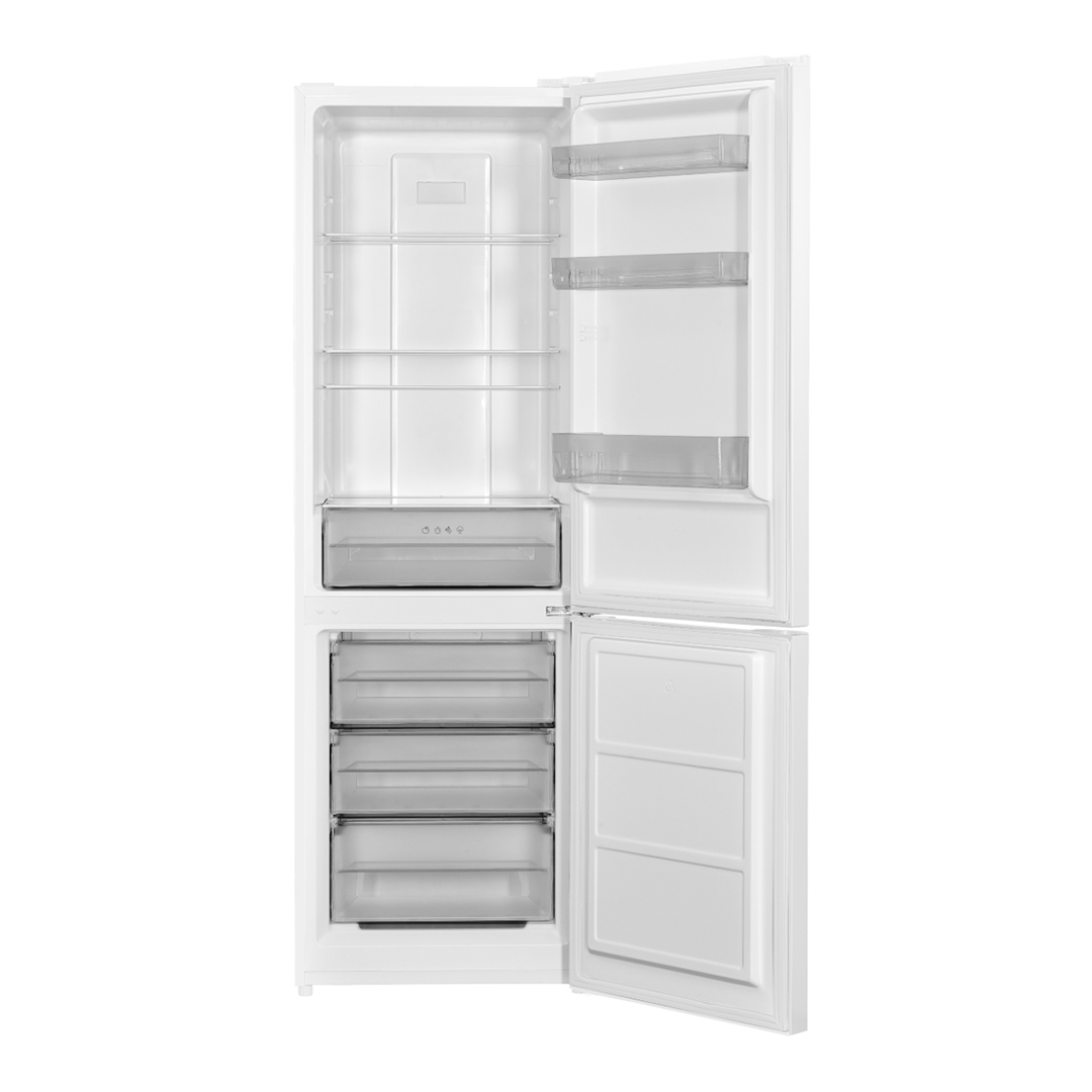 Un refrigerador blanco con la puerta abierta, mostrando varios estantes y cajones.