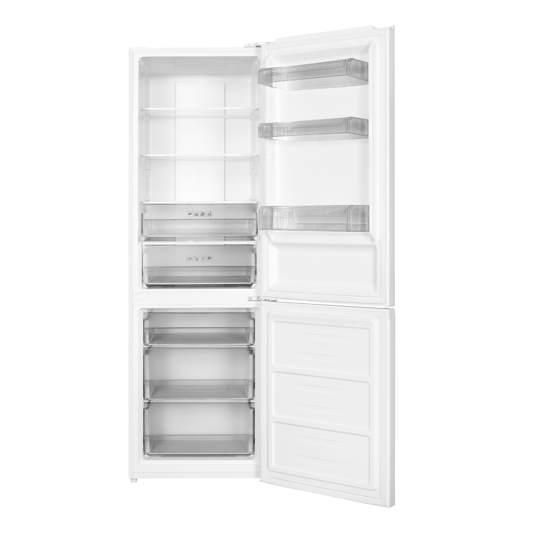 Un refrigerador blanco con la puerta abierta muestra estantes y cajones vacíos.