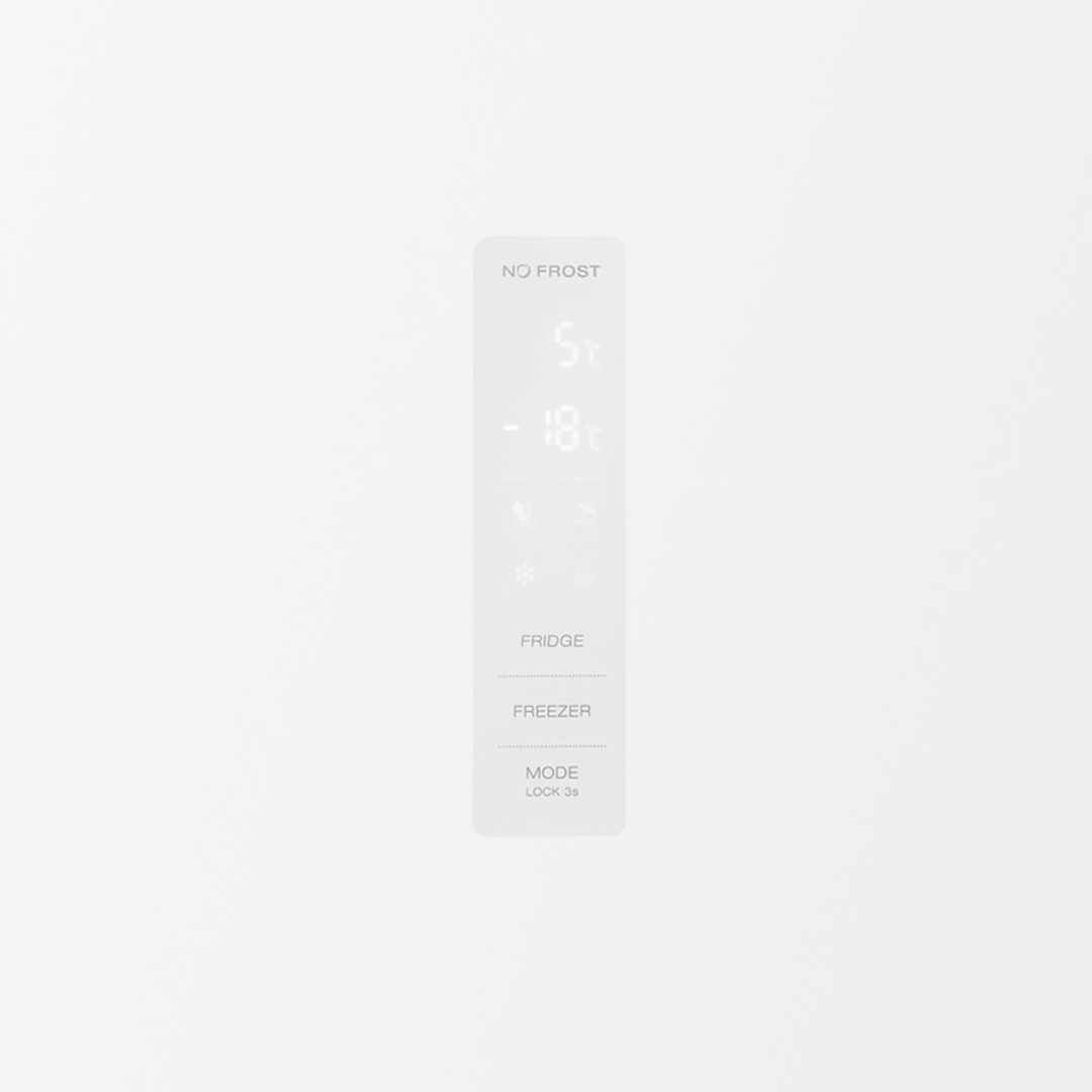 Pantalla digital de refrigerador con 5°C y -18°C.