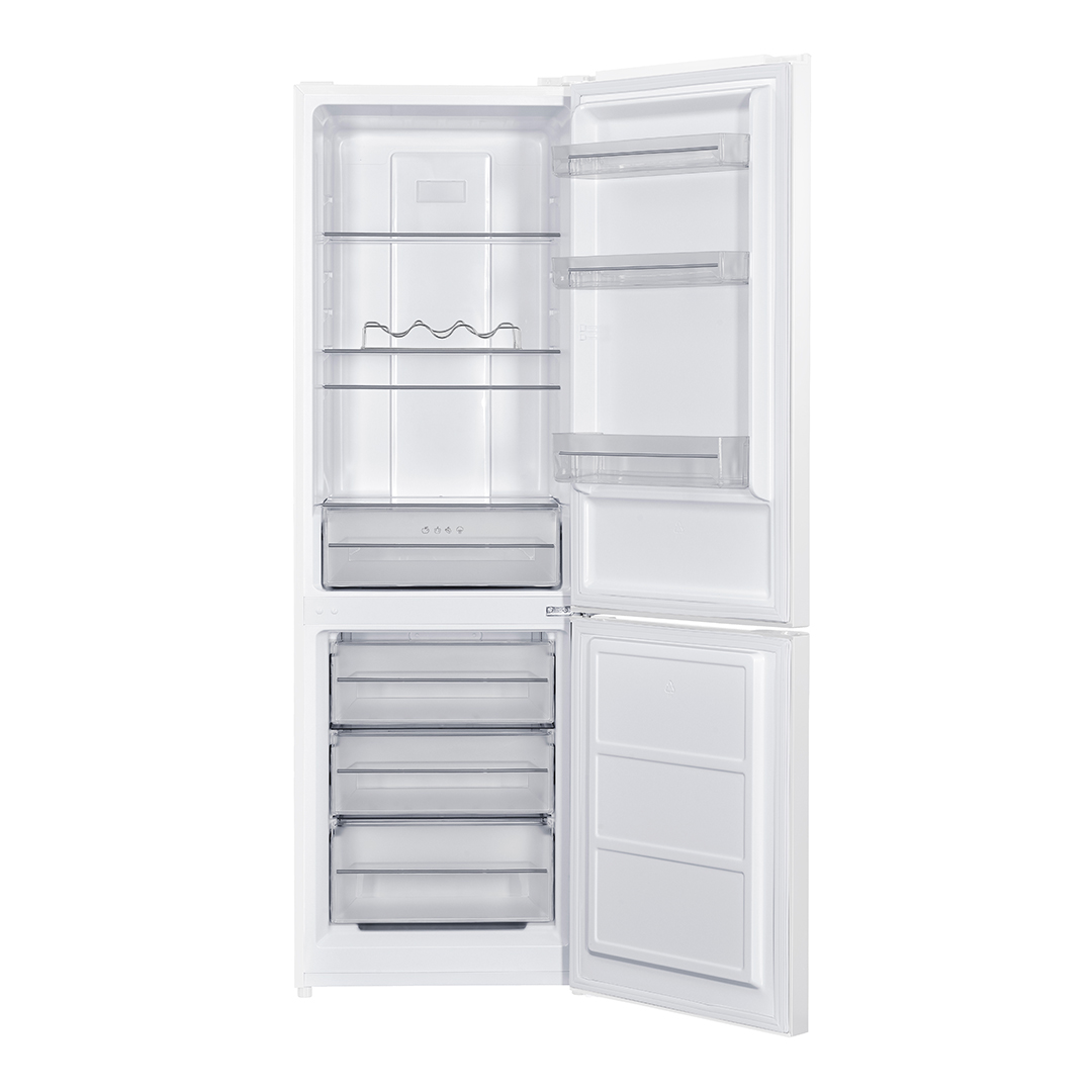 Un refrigerador blanco abierto con múltiples estantes de vidrio y cajones.
