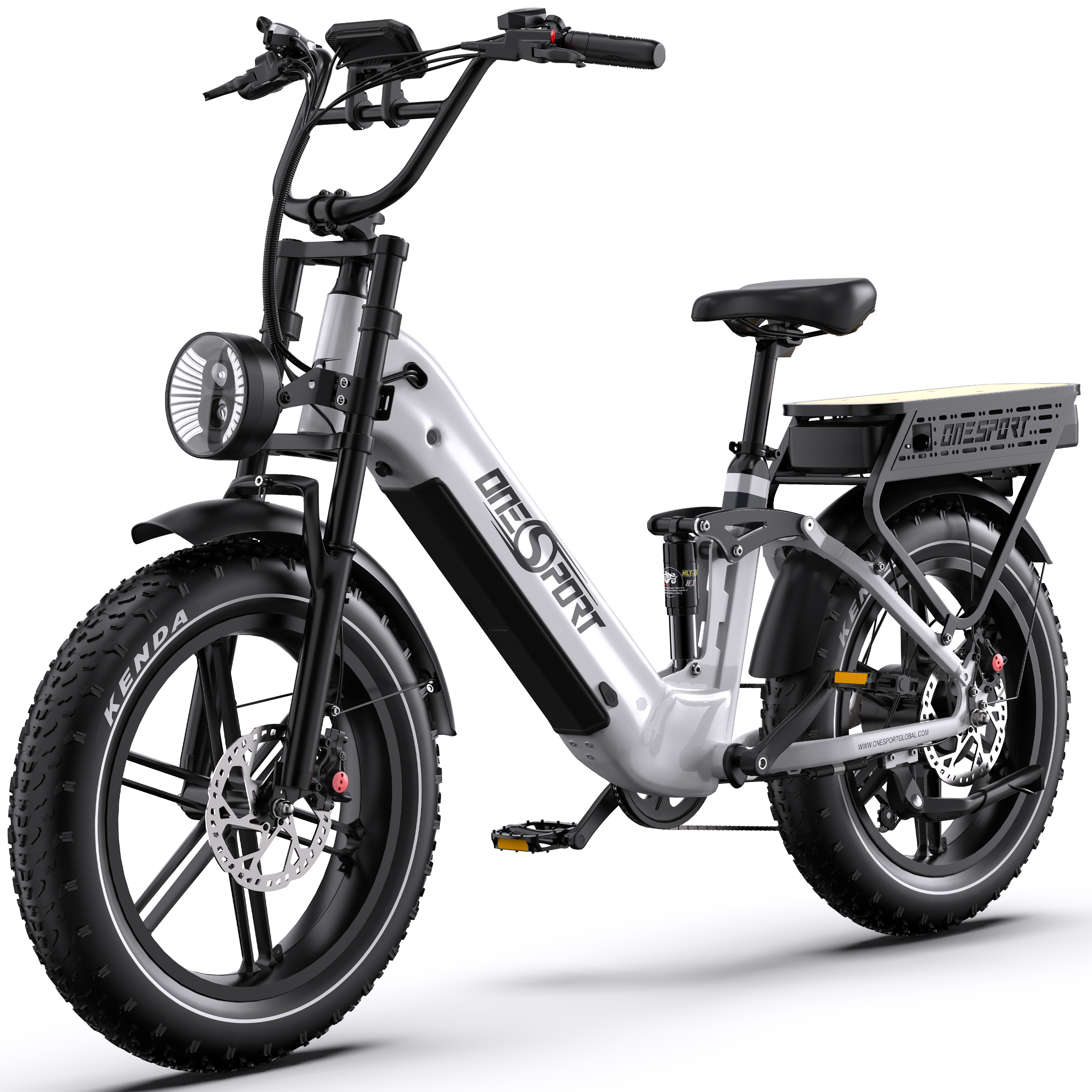 Ein silbernes E-Bike mit dicken Reifen, einer runden Lampe vorne und einem Gepäckträger.