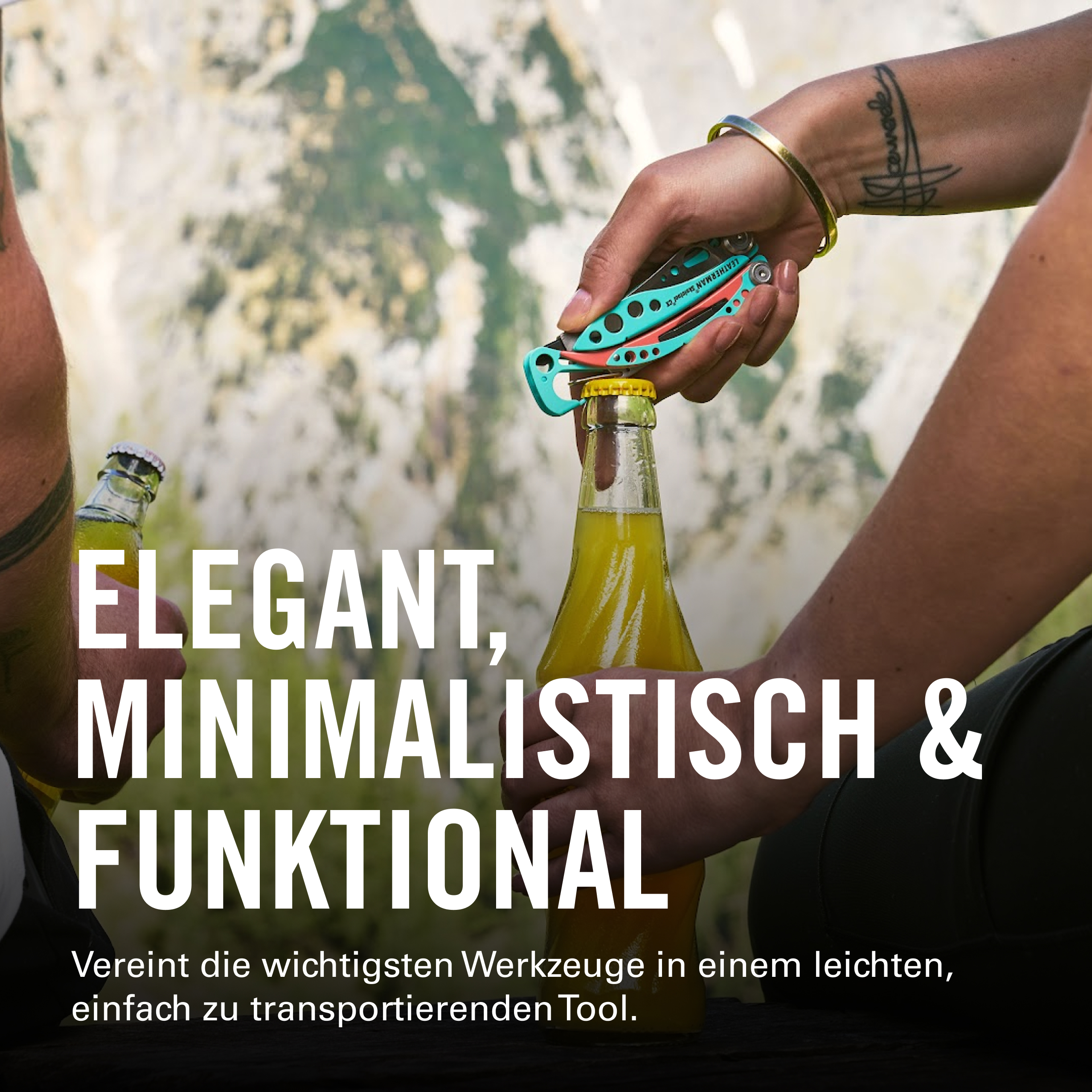 Eine Person öffnet mit einem türkis-orangen Multitool eine Bierflasche, im Hintergrund eine weitere Flasche und verschwommenes Grün.