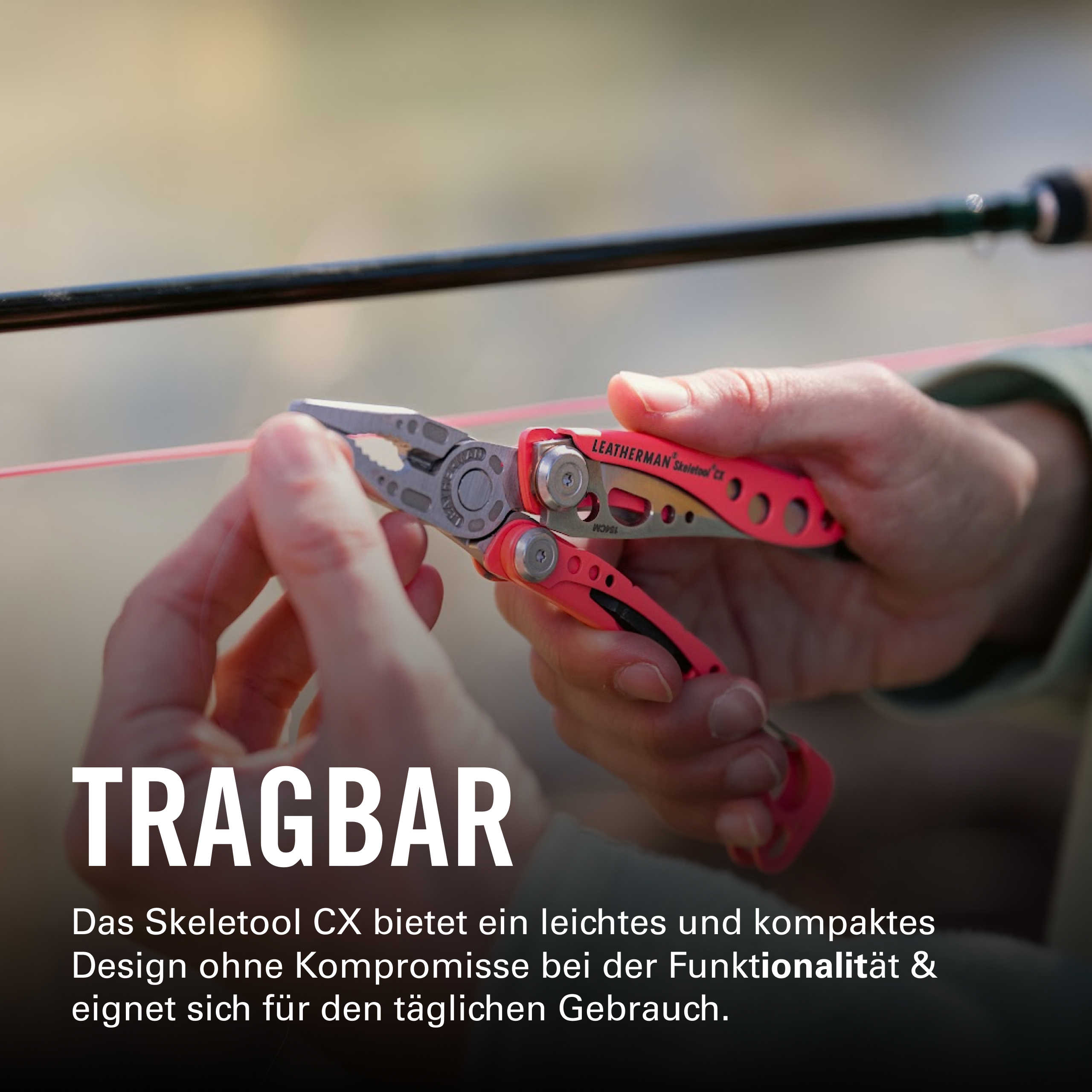 Eine Person hält ein rotes Multitool mit Zange. Text: TRAGBAR