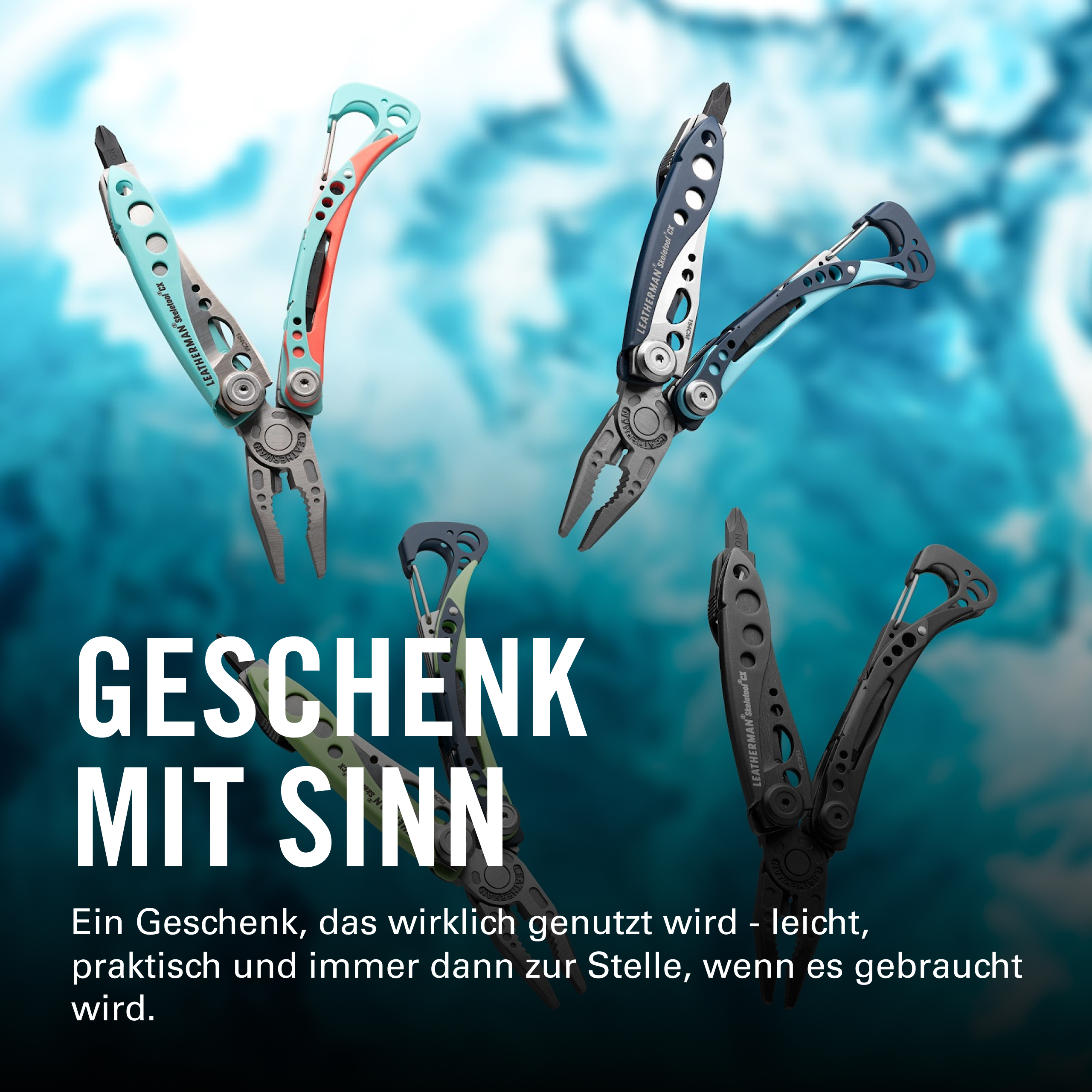 Vier Leatherman Skeletool CX Multitools in verschiedenen Farben auf blauem Hintergrund.