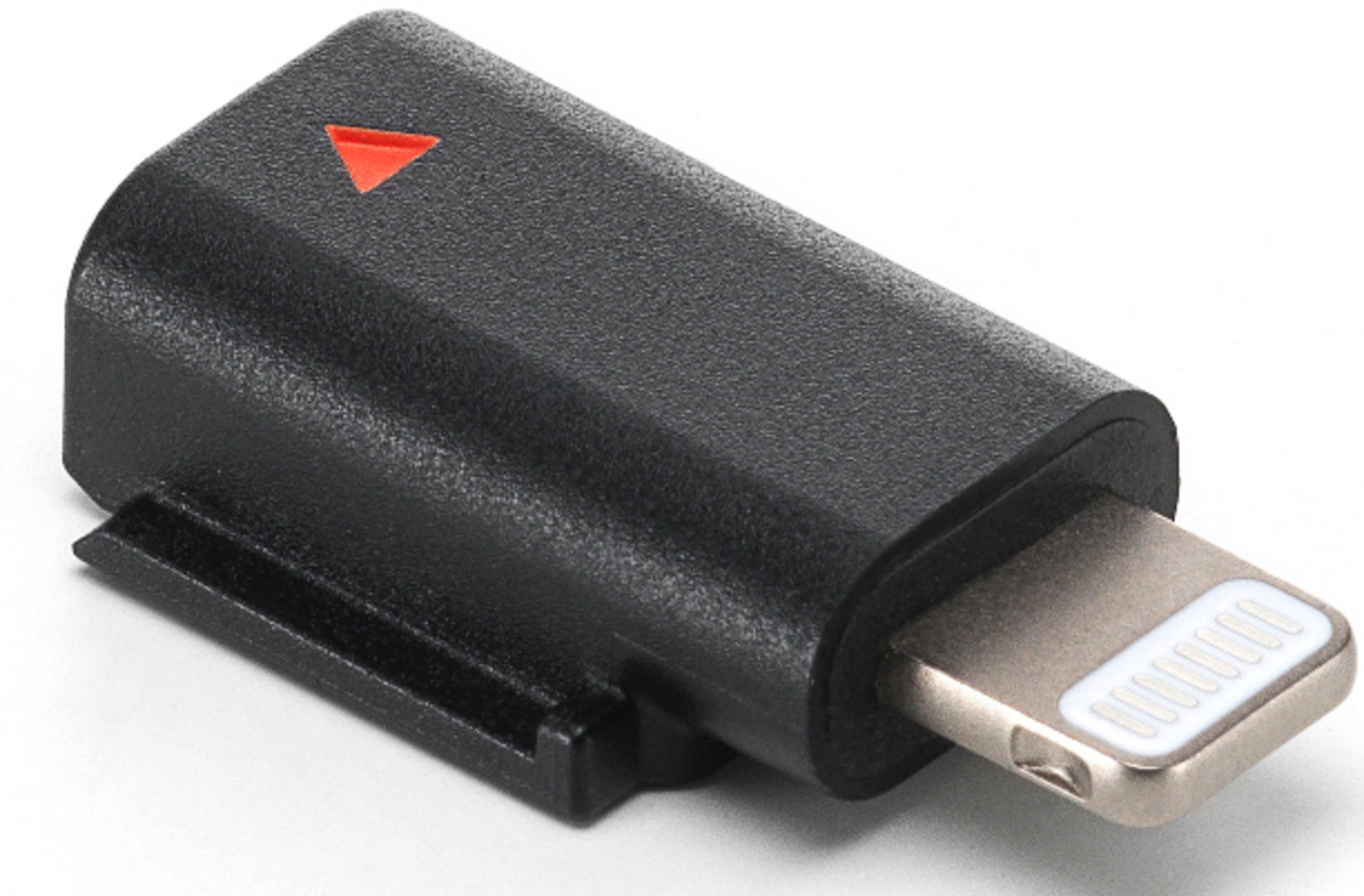 Kırmızı üçgen ve metal fişli siyah lightning adaptörü.