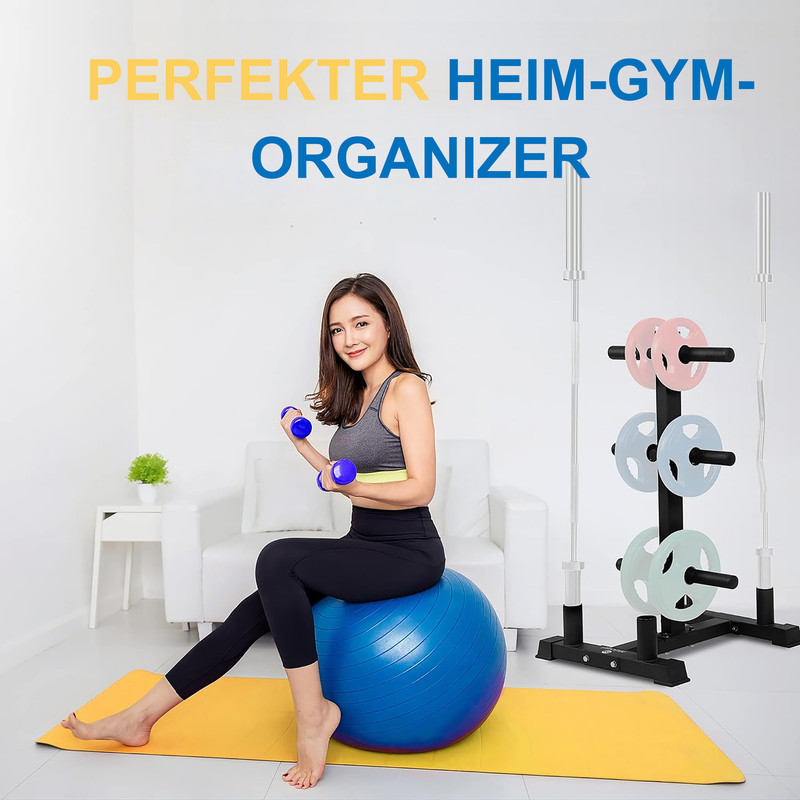 Eine Frau auf einem blauen Gymnastikball mit blauen Hanteln, daneben ein Hantelständer mit rosa, blauen und grünen Scheiben.