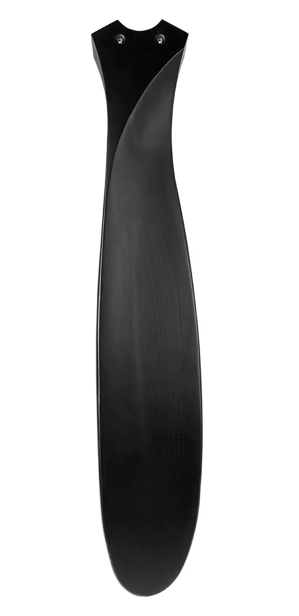 Una pala di ventilatore da soffitto nera, curva ed elegante, con due fori per le viti nella parte superiore su sfondo bianco.