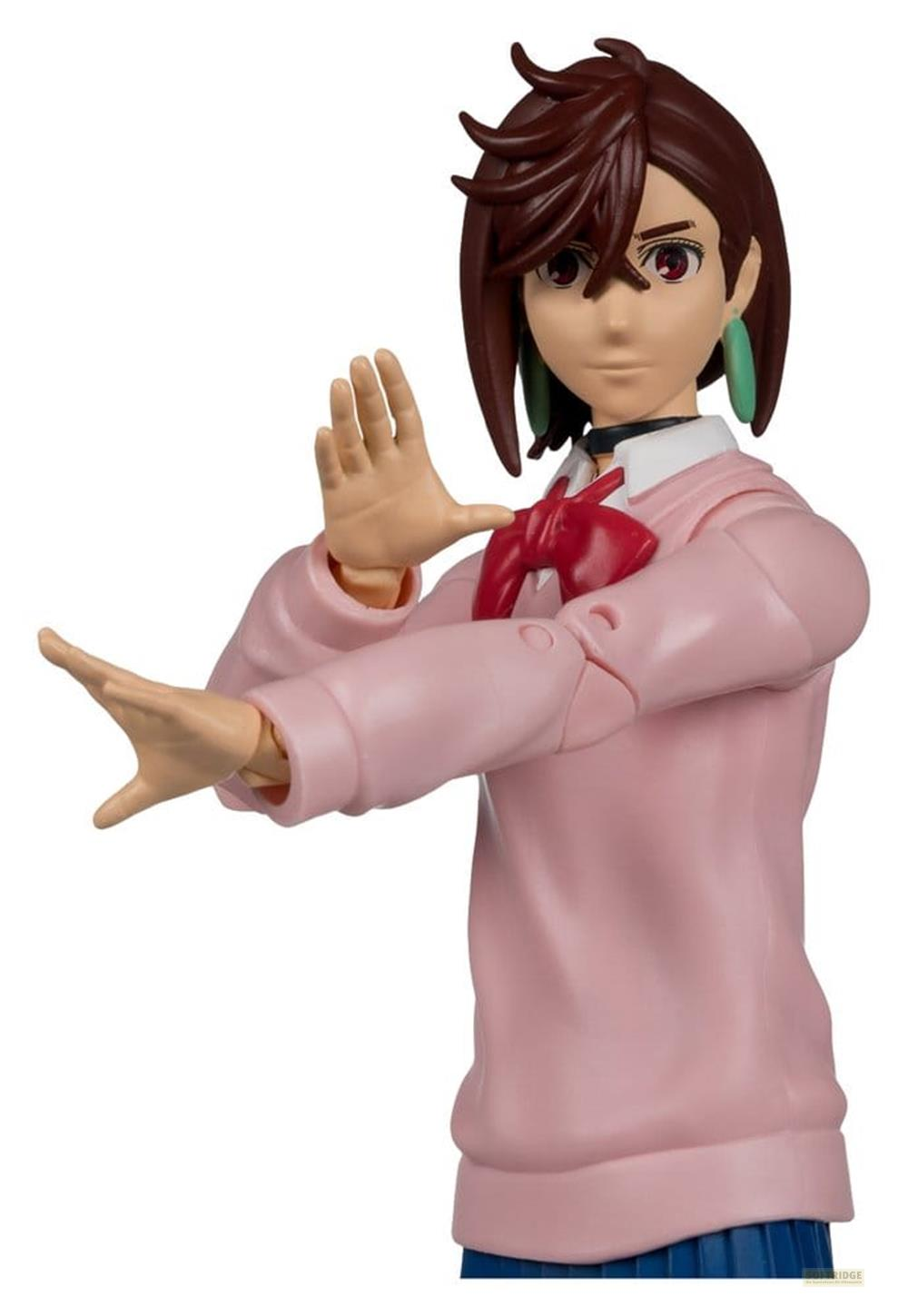 Eine Figur in einem rosa Pullover und blauer Faltenrock mit roten Schleifen im Haar.