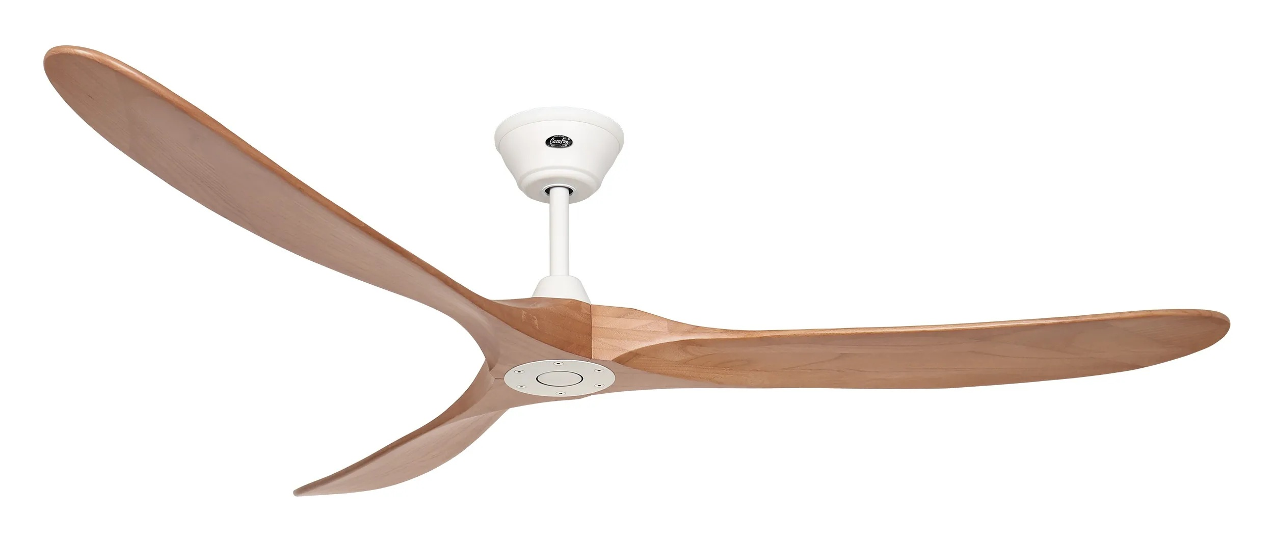 Un ventilatore da soffitto bianco con tre pale in legno naturale è mostrato su sfondo bianco.