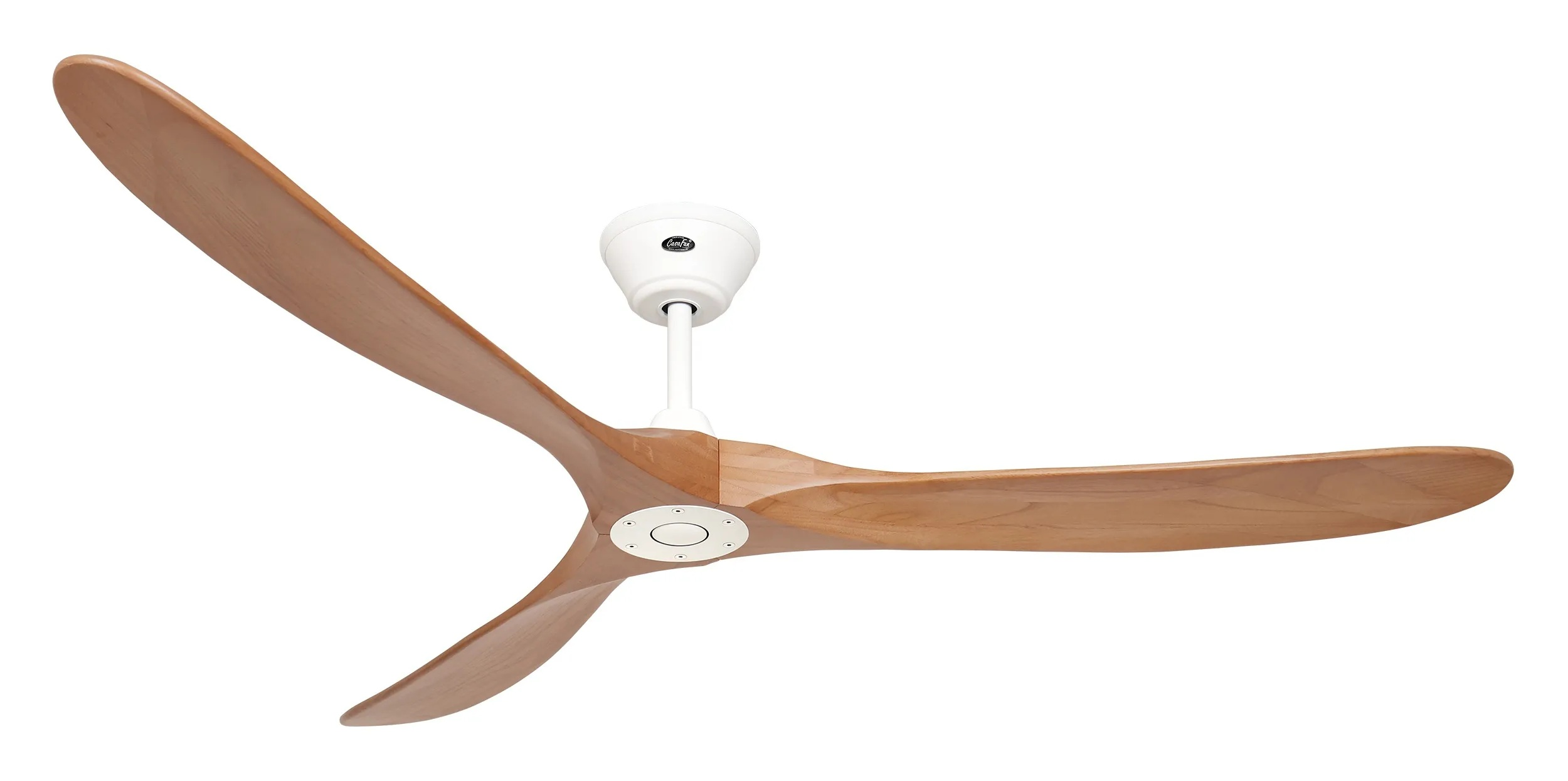 Un ventilatore da soffitto a tre pale in legno, montato su un palo bianco.
